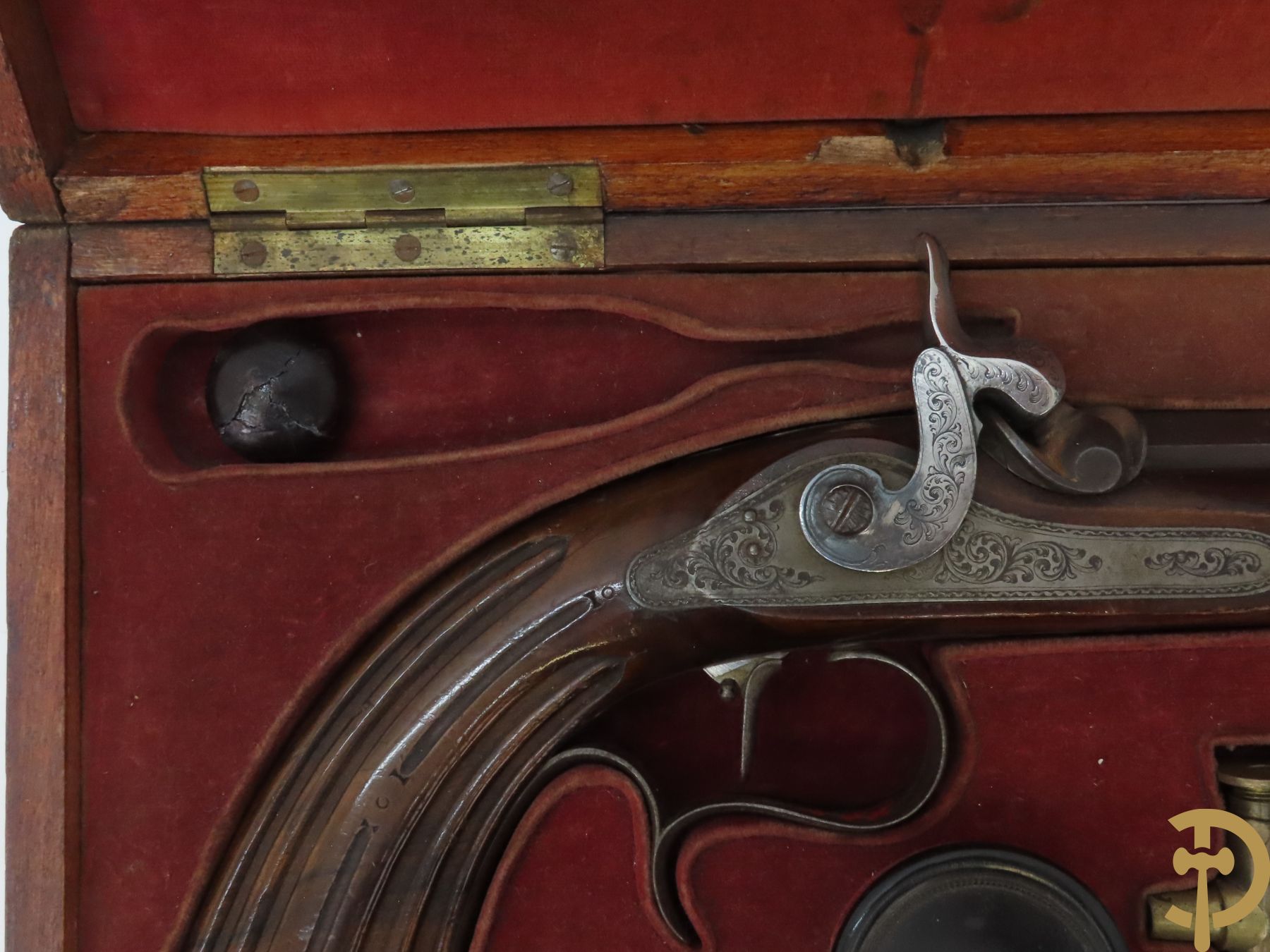 Antieke duelleerkoffer met paar percussie duelleerpistolen met notelaren handvat - (Antiek sierwapen daterend voor 1893 - kopers gebonden aan de Belgische wetgeving)