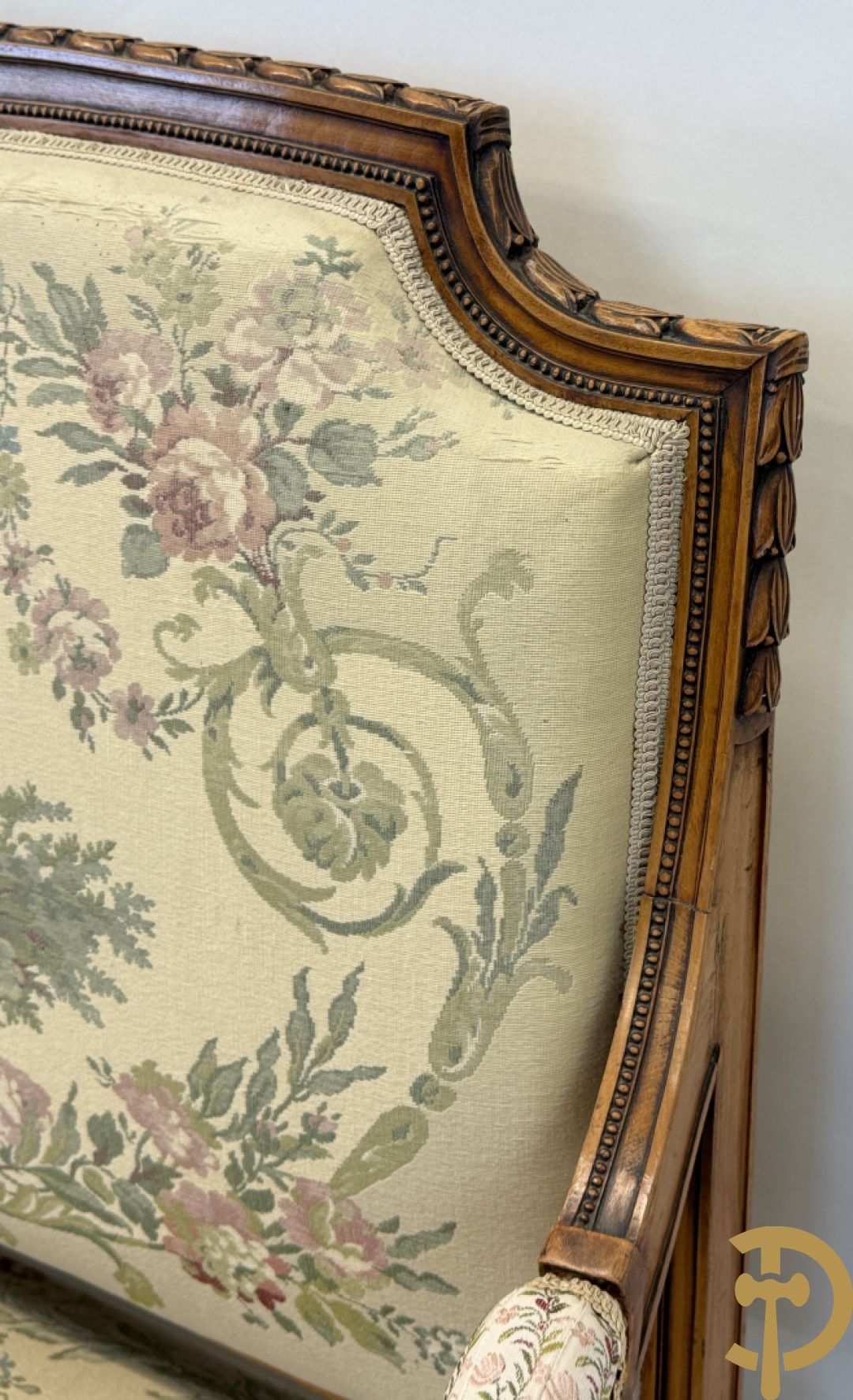 Vijfdelig notelaren Louis XVI salonensemble bestaande uit canapé, 2 armzetels en 2 stoelen