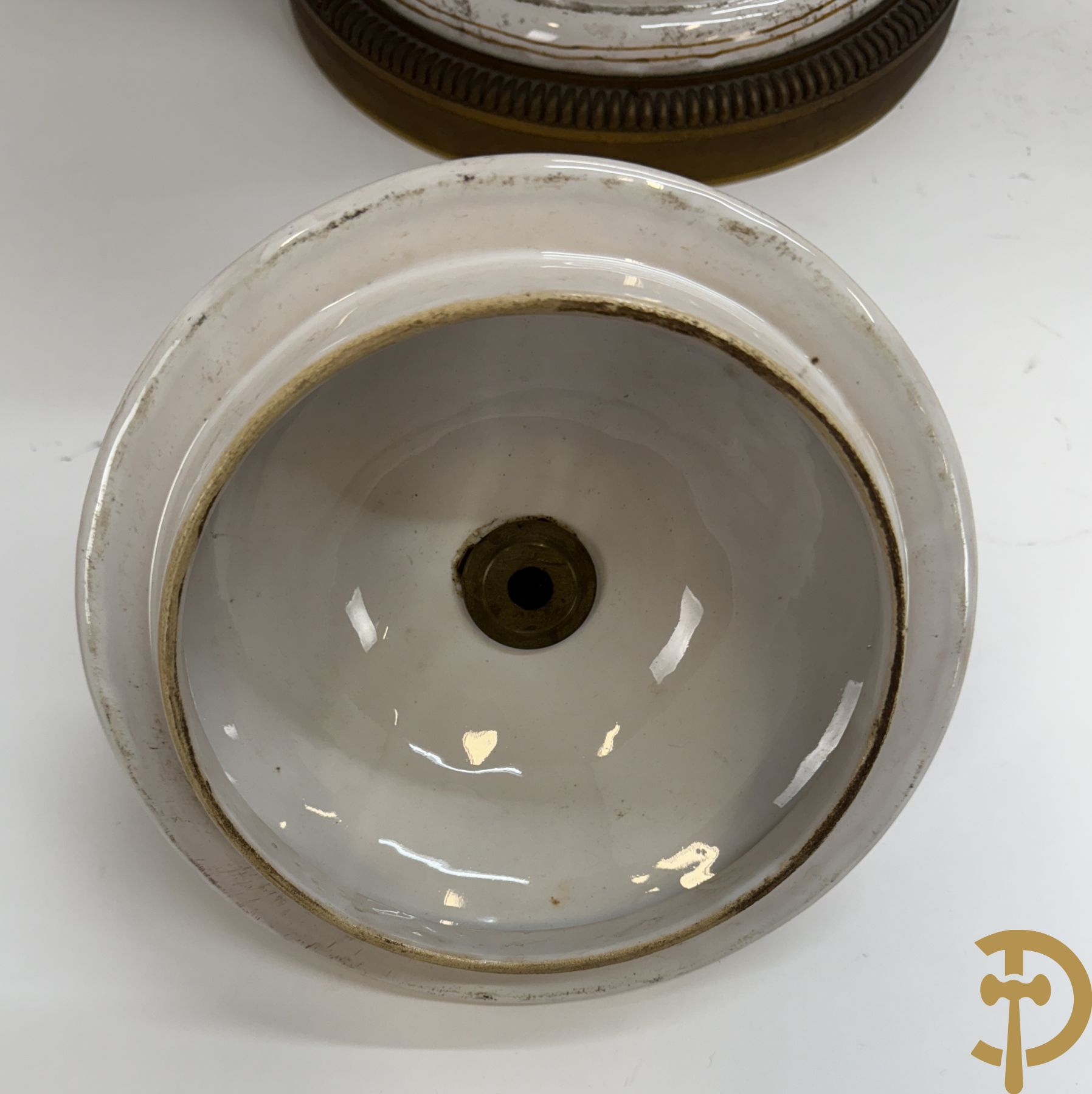 Paar Italiaanse meerkleurige dekselpotiches met geanimeerd decor en gehoornde kopen