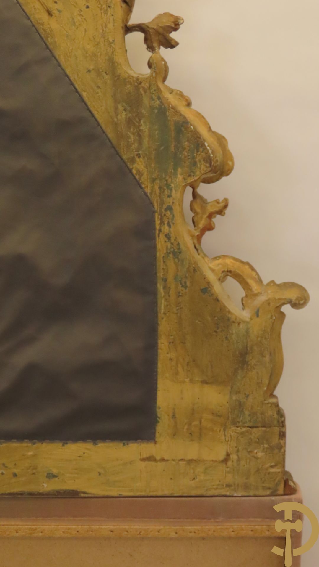 Verguld hoofdeinde van een bed met houten gesculpteerde accanthus- en bloemenranken