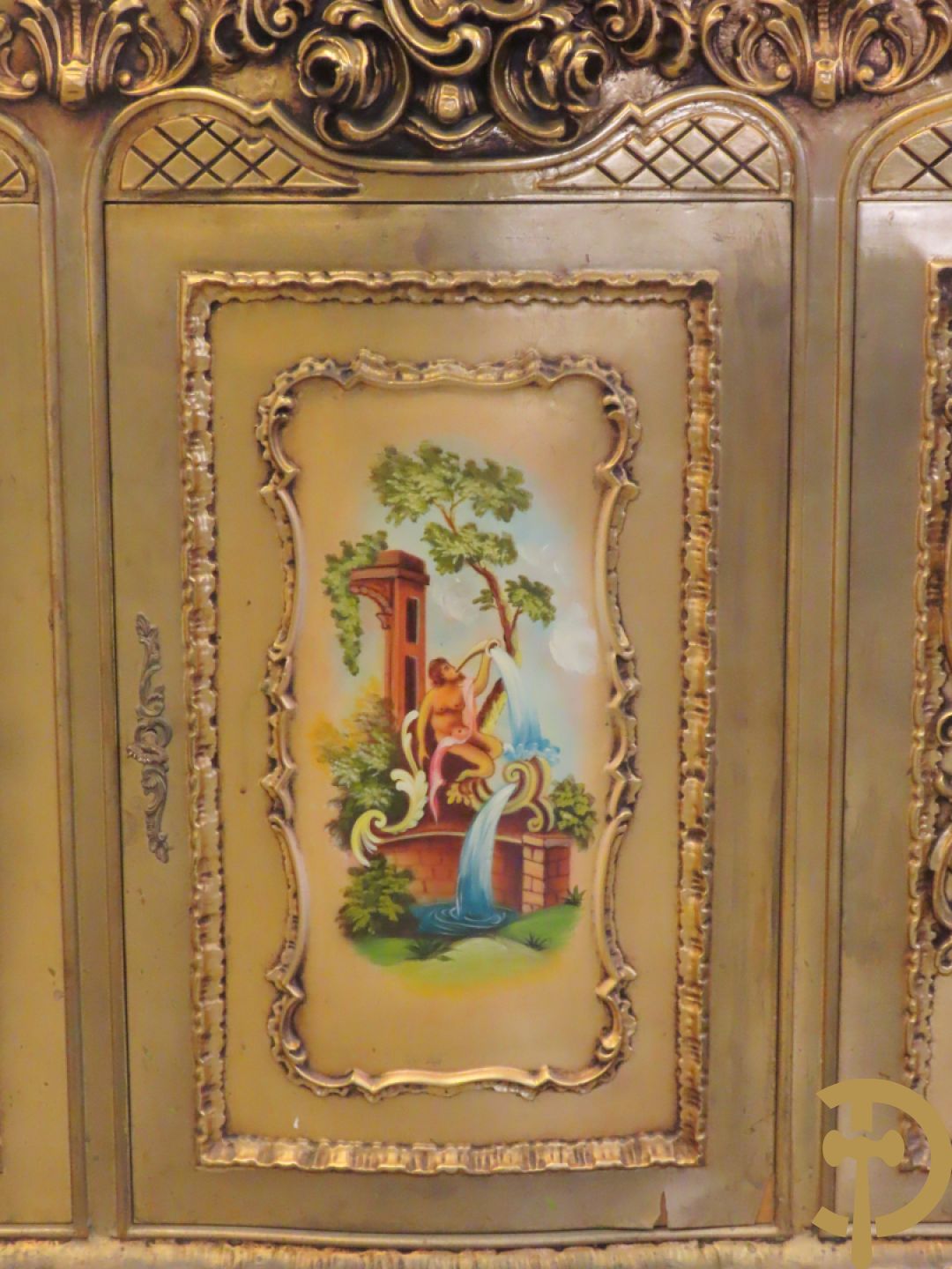 Uitzonderlijke vergulde Louis XV eetkamer bestaande uit vijfdeursdressoir met voluutvormige accanthusranken en rocailles, beschilderd met bloemenmotieven en centraal tafererel met hoornen des overvloeds + bijhorende spiegel vergulde tafel op voluutvormige poten met zes bijhorende stoelen + vitrine met accanthusranken en centrale deur, op voluutvormige poten