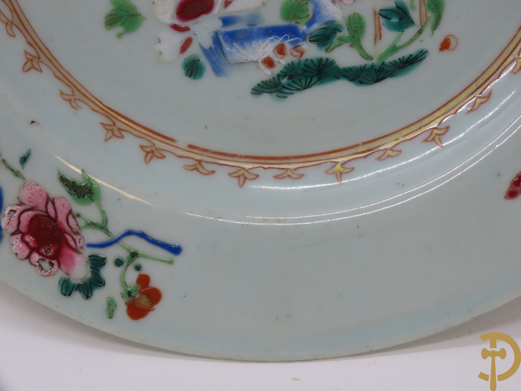 Acht Chinese porseleinen borden w.o. blauw/wit met bloemendecor, 2 blauw/witte borden, 2 Imari borden (1 met ster), 2 porseleinen borden met decor van bloemen in landschap en octagonaal bord