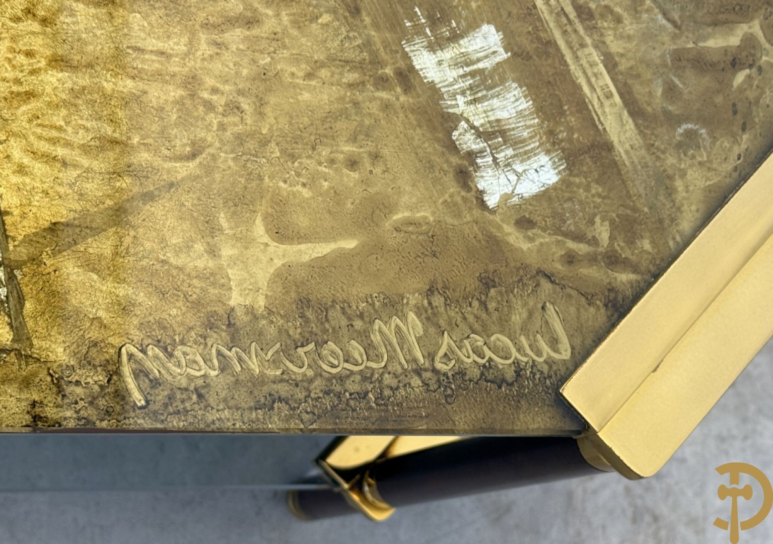 Vintage salontafel met geslepen glazen blad met bladgoud bewerkt op koperen voeten, Meersman Lucas getekend + 2 sidetables met geslepen glazen blad met bladgoud bewerkt op koperen voet, Meersman Lucas getekend + bijhorende lampadaire