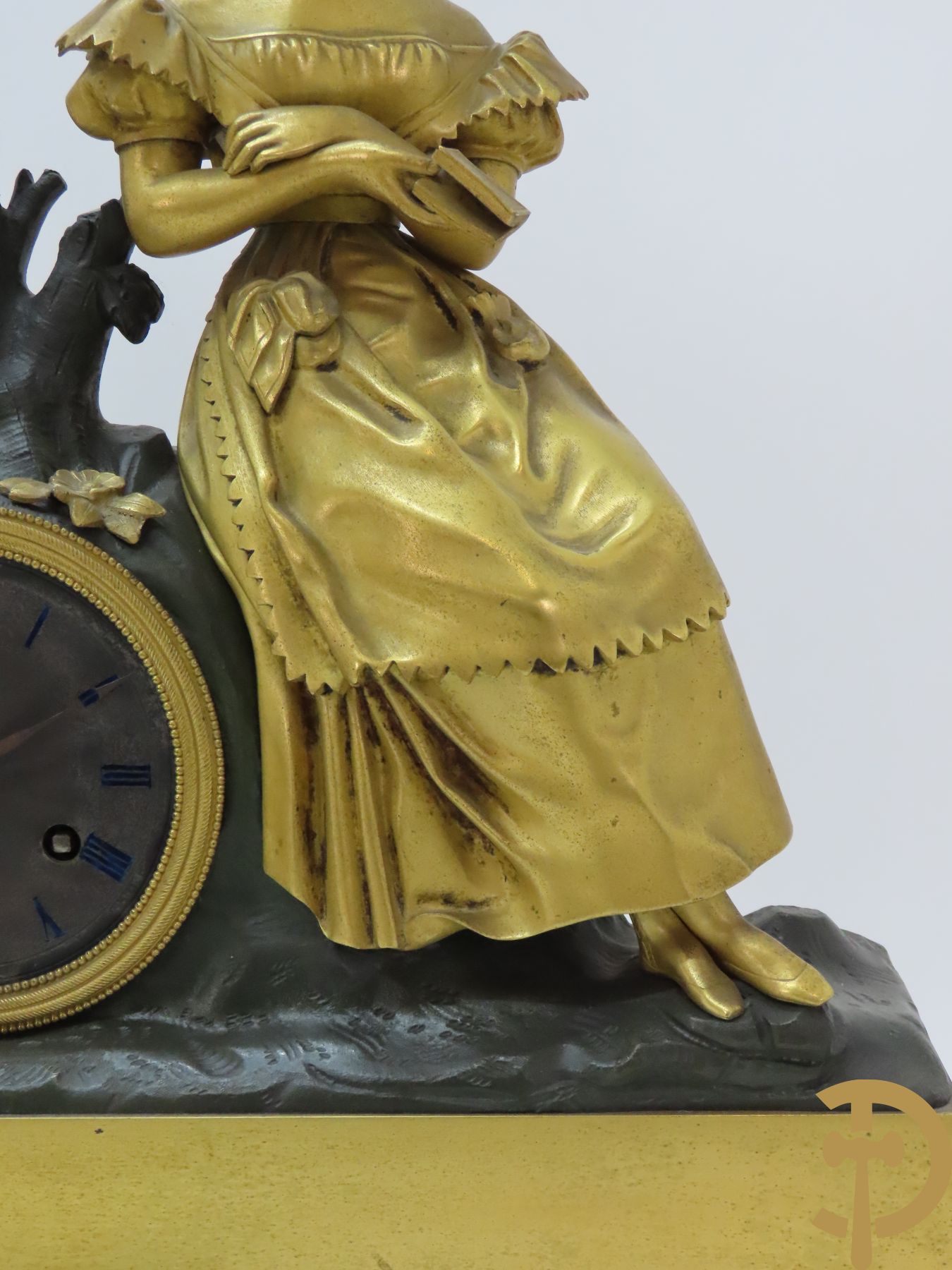 Vuurvergulde bronzen kartel met dame op uurwerk