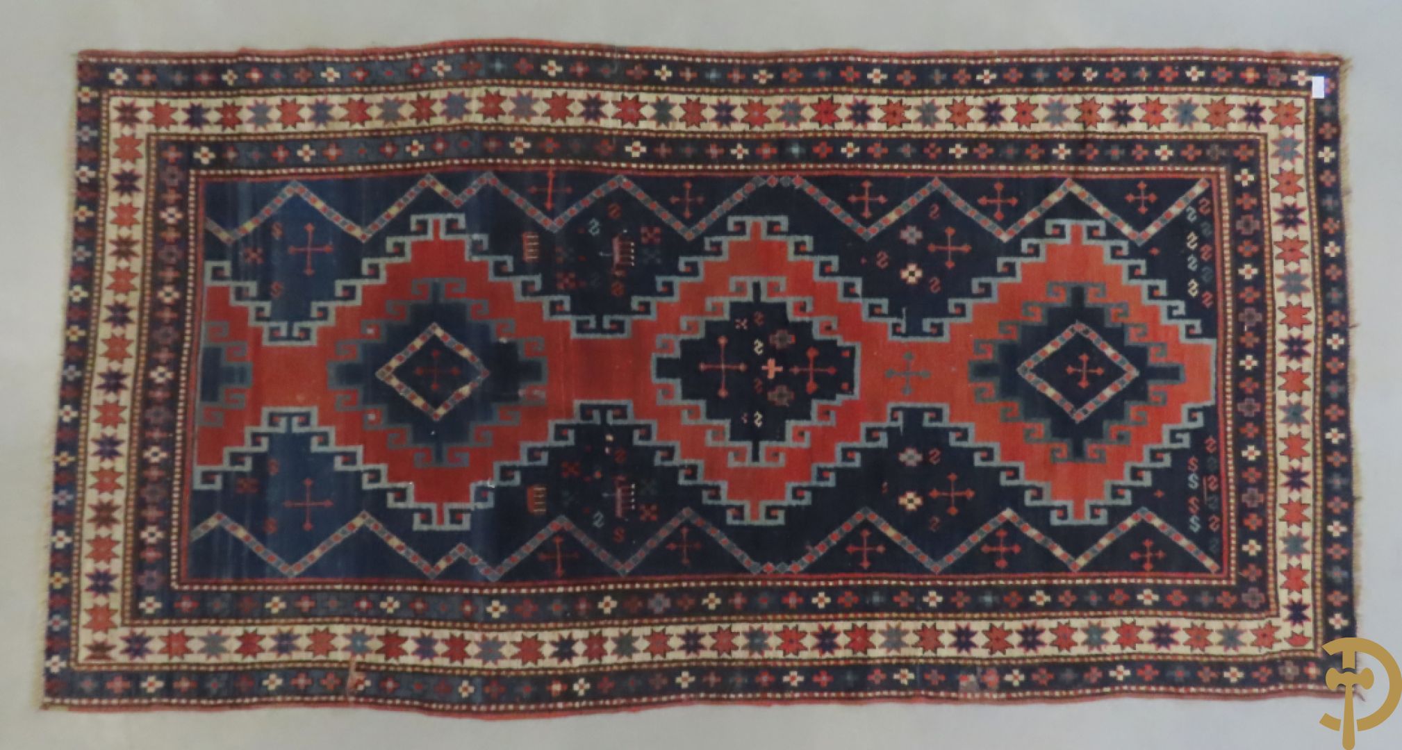 Oosterse handgeknoopt tapijt Kaukasus met geometrische motieven op blauwe fond