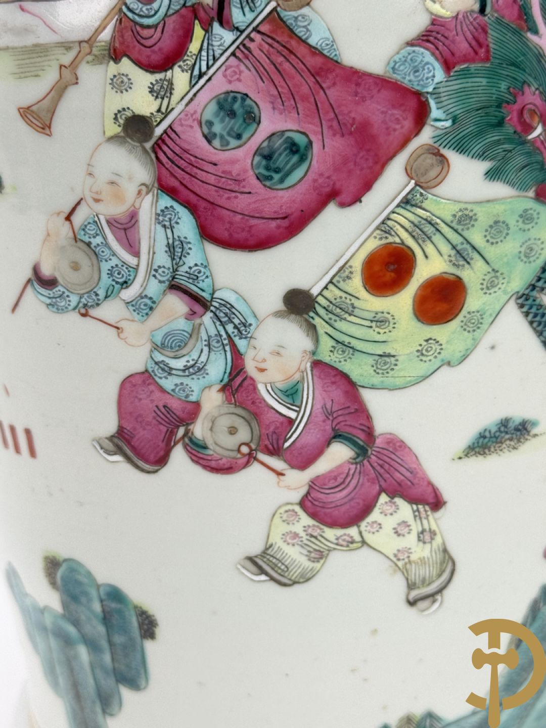 Chinese porseleinen vaas met dubbel decor van dieren, personages, dames en kinderen