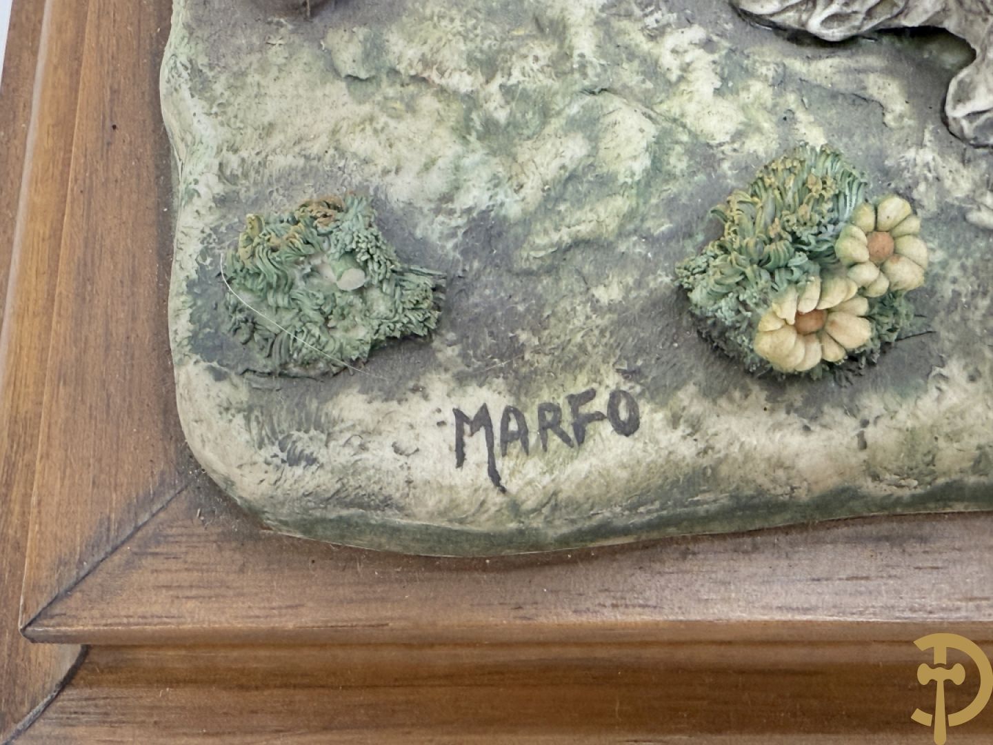 Italiaanse biscuit op houten sokkel met geanimeerde herbergscène