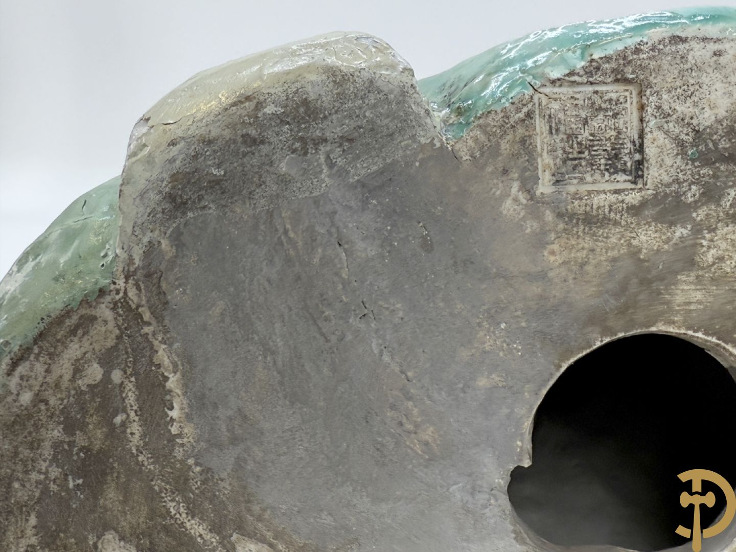 Chinese porseleinen wijsgeer dragende een kind