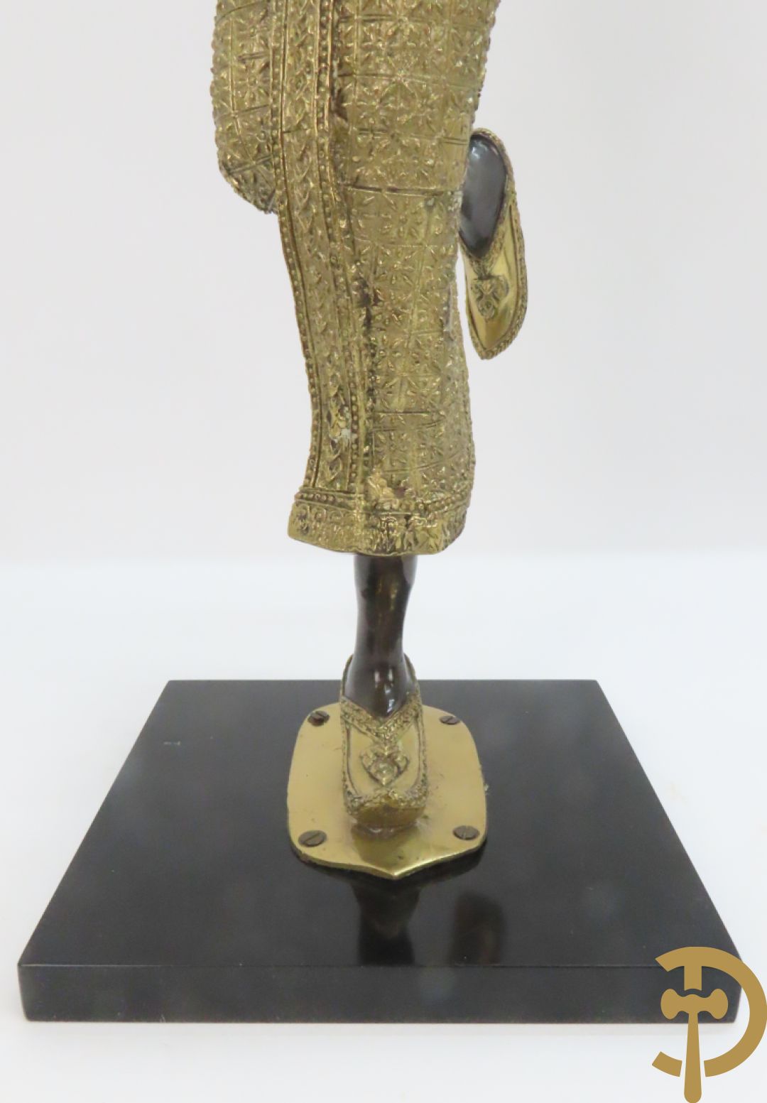 Twee staande koperen boedhistische figuren