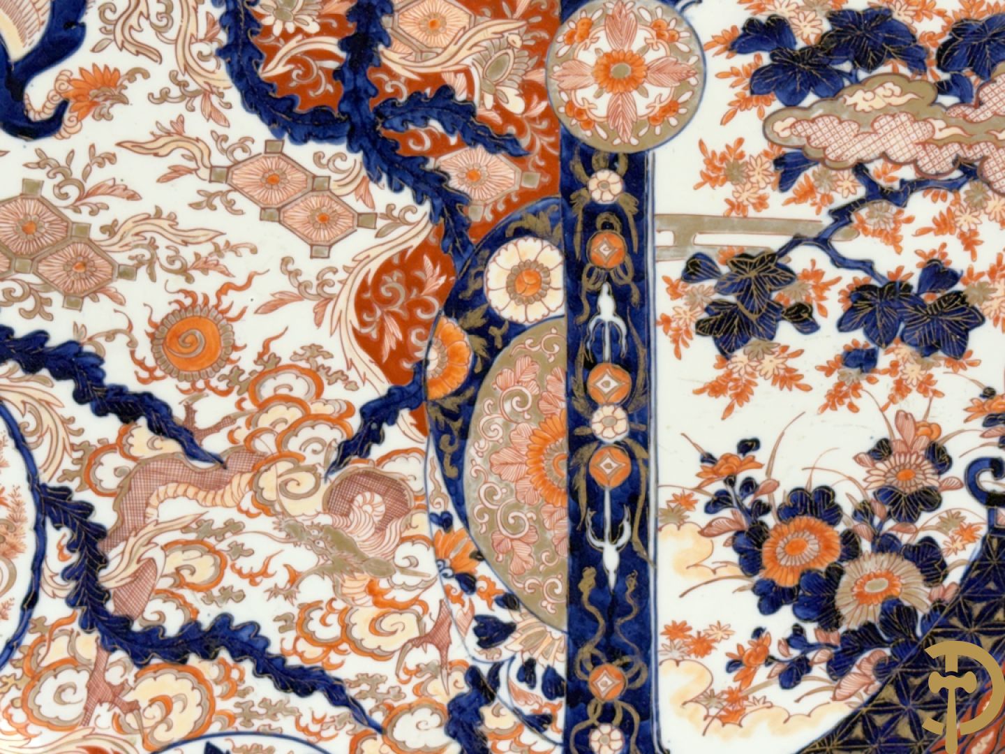 Grote Japanse Imari schotel met decor van draken, vissen en bloemen