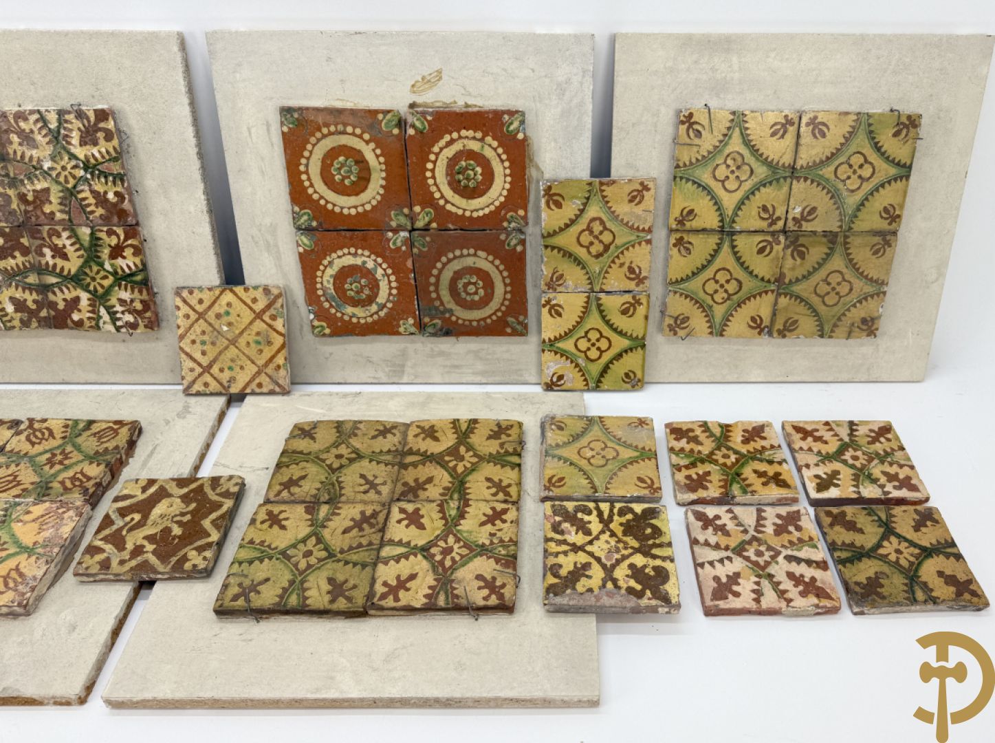 Verzameling 18e en 19e Torhoutse tegeltjes