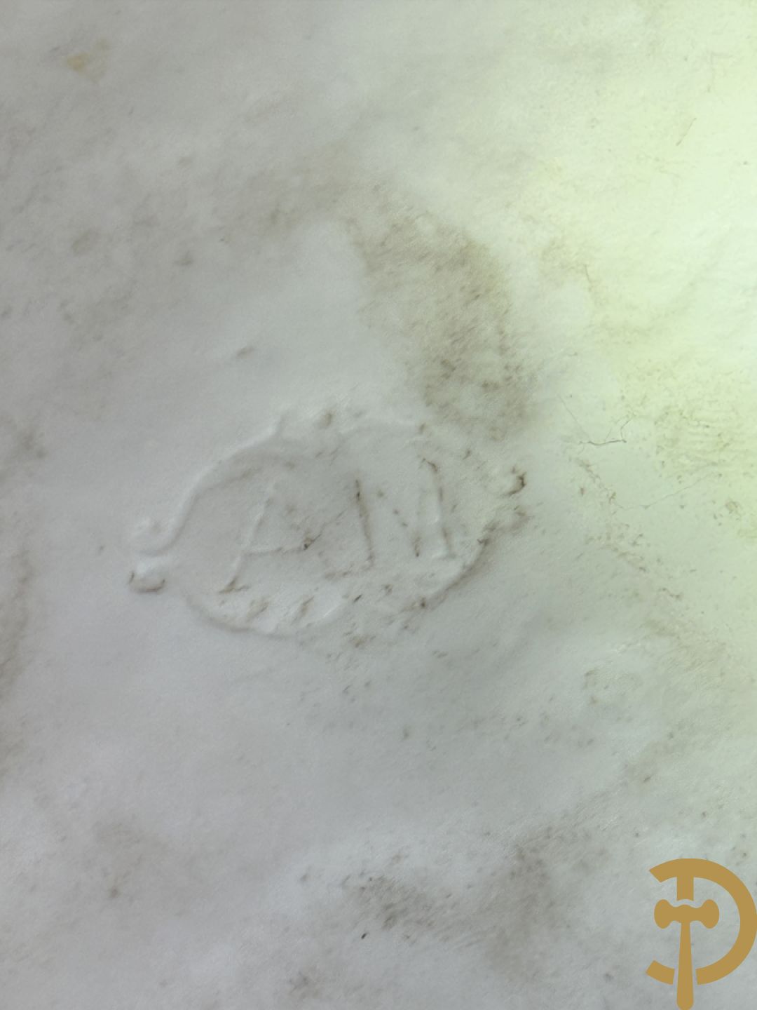 Paar grote witte biscuits van elegant koppel, onderaan gemerkt AM