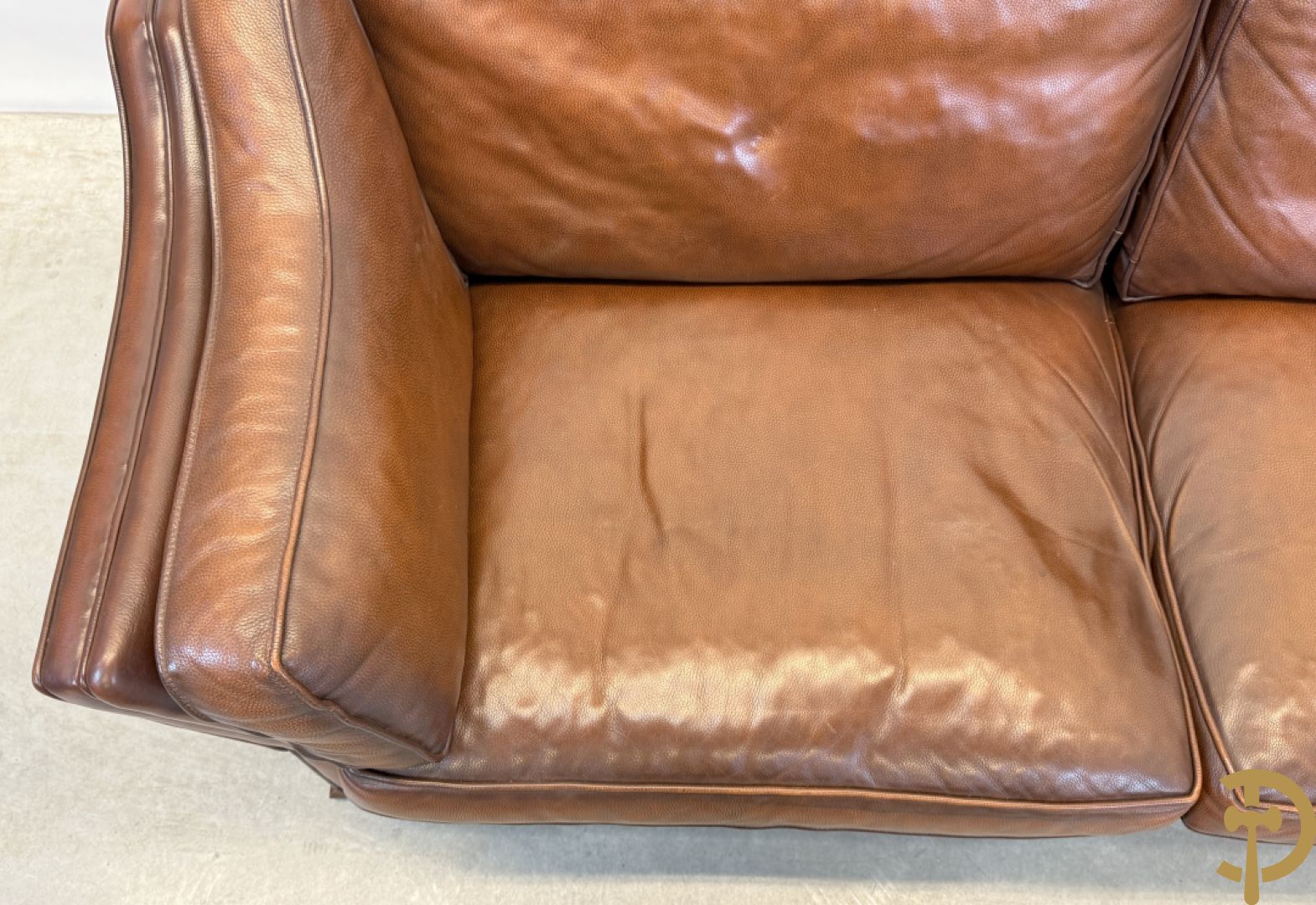 Bruin lederen canapé met kantelbare zijkanten en koperen denappels