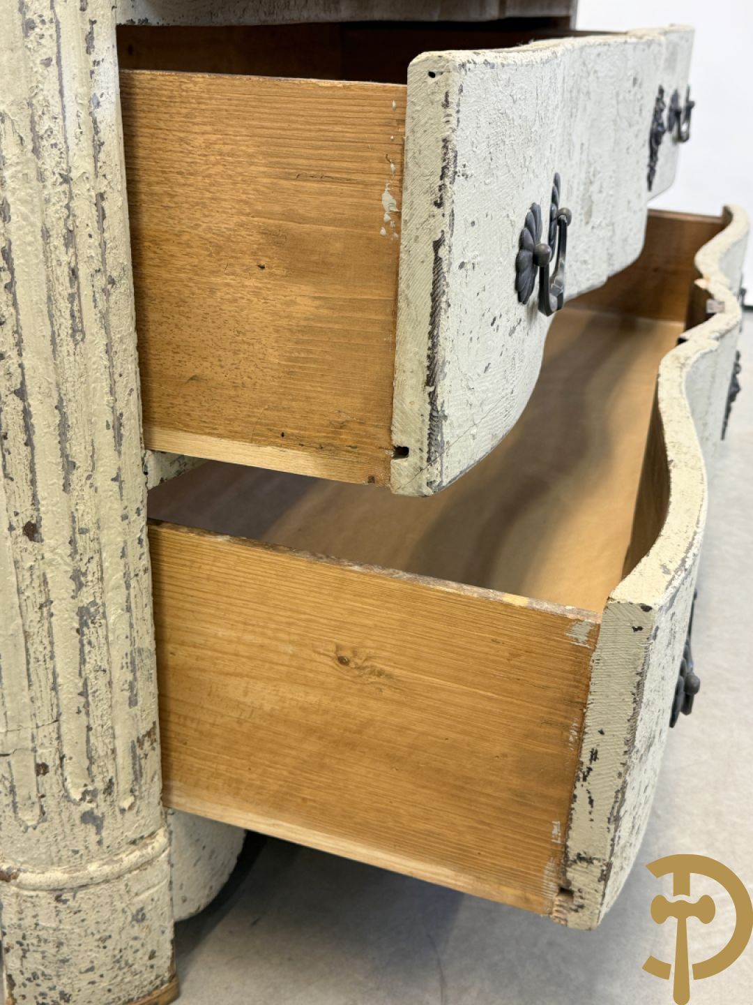 Gepatineerde 3 laden commode met bronzen trekkers en sleutelplaten