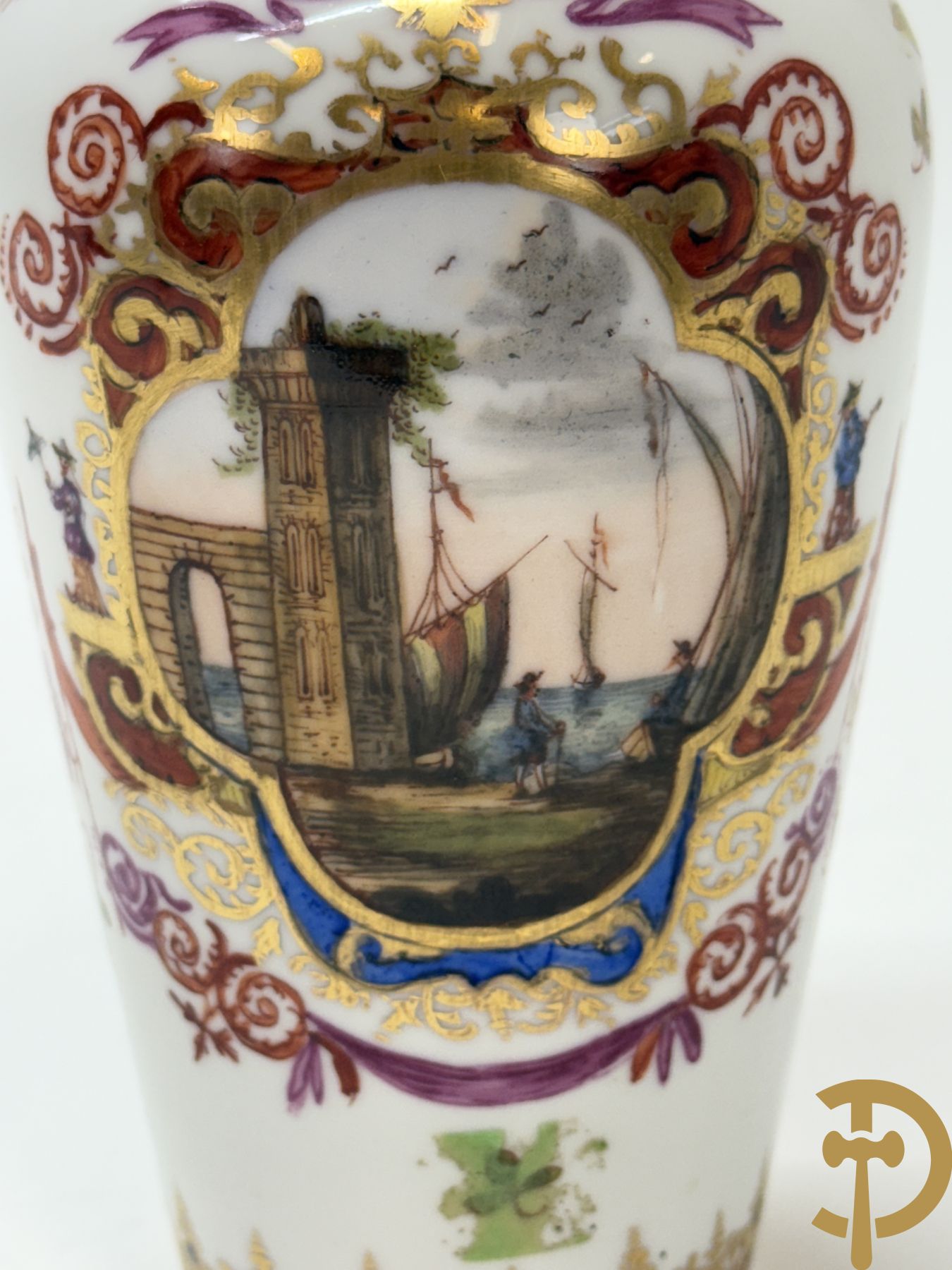 Paar kalebasvormige porseleienen vazen met antieke havenzichten + porseleinen vaasje met havenscènes, onderaan gemerkt