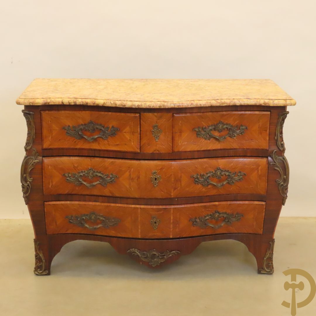 Gegalbeerde vierladencommode met bronsbeslag, marqueterie en marmeren blad