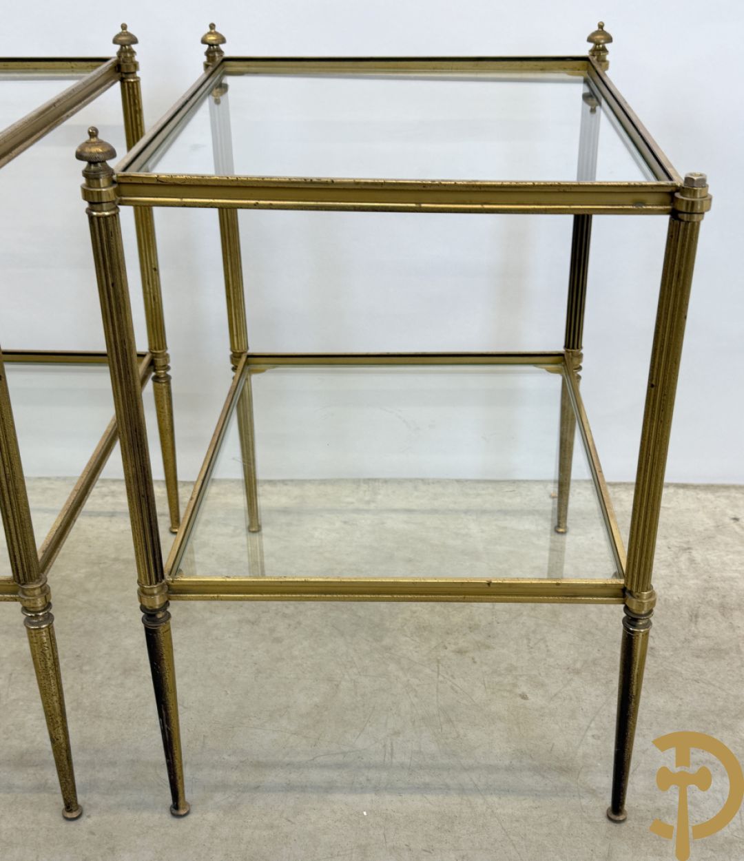 Paar koperen bout de canapé bijzettafels + koperen étagèretafel met gefumeerd glas