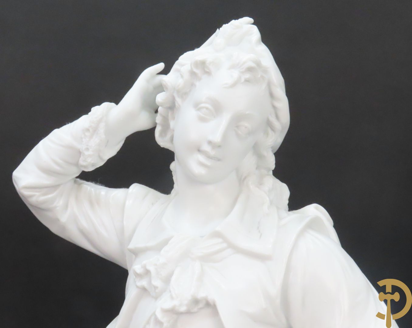 Paar grote witte biscuits van elegant koppel, onderaan gemerkt AM