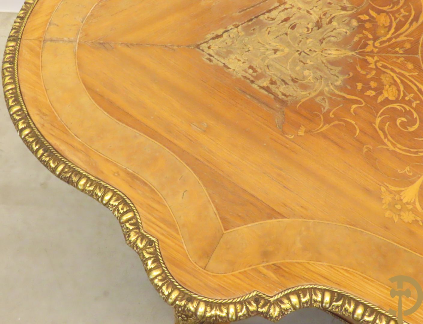 Gemarketteerde ovale notelaren tafel bezet met bronsbeslag van dameshoofden + stoel