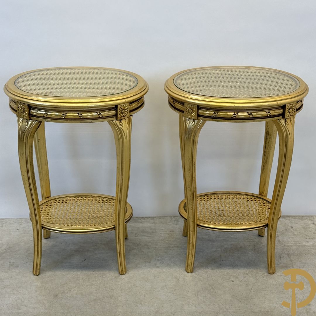 Paar vergulde Louis XVI bijzettafeltjes met cannage op voluutvormige poten