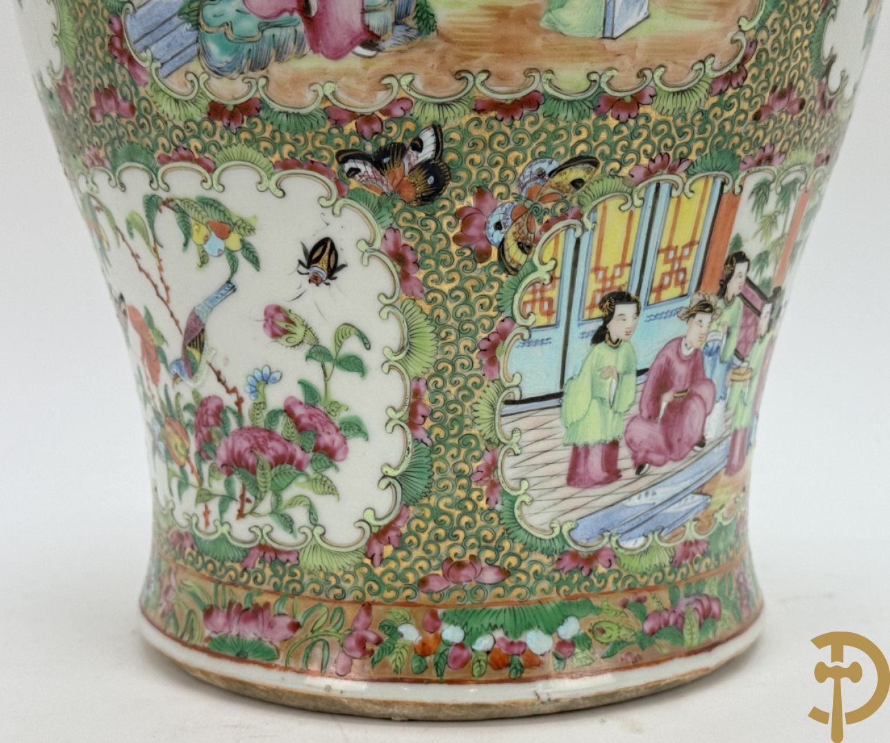 Chinese porseleinen Kantonvaas met geanimeerde taferelen, bloemen, vogel en vlinderdecor