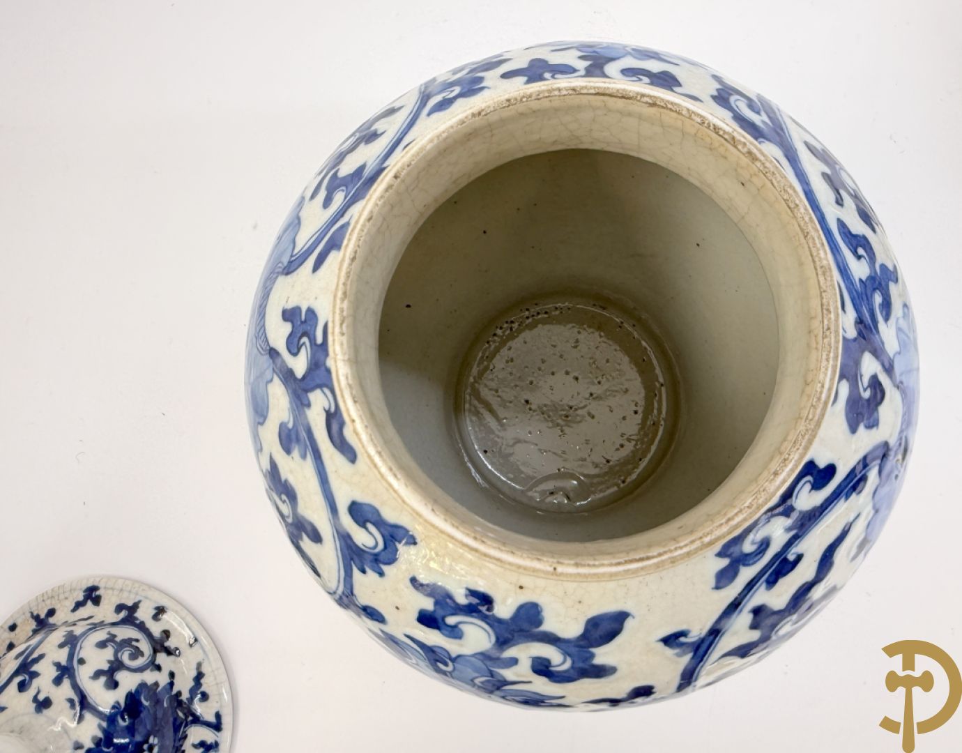 Paar Chinese dekselpotiches in blauw wit porselein met bloemendecor en accanthusranken