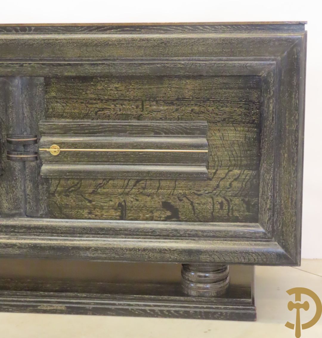 Art deco dressoir met 2 deuren en koperen baguette op sokkel