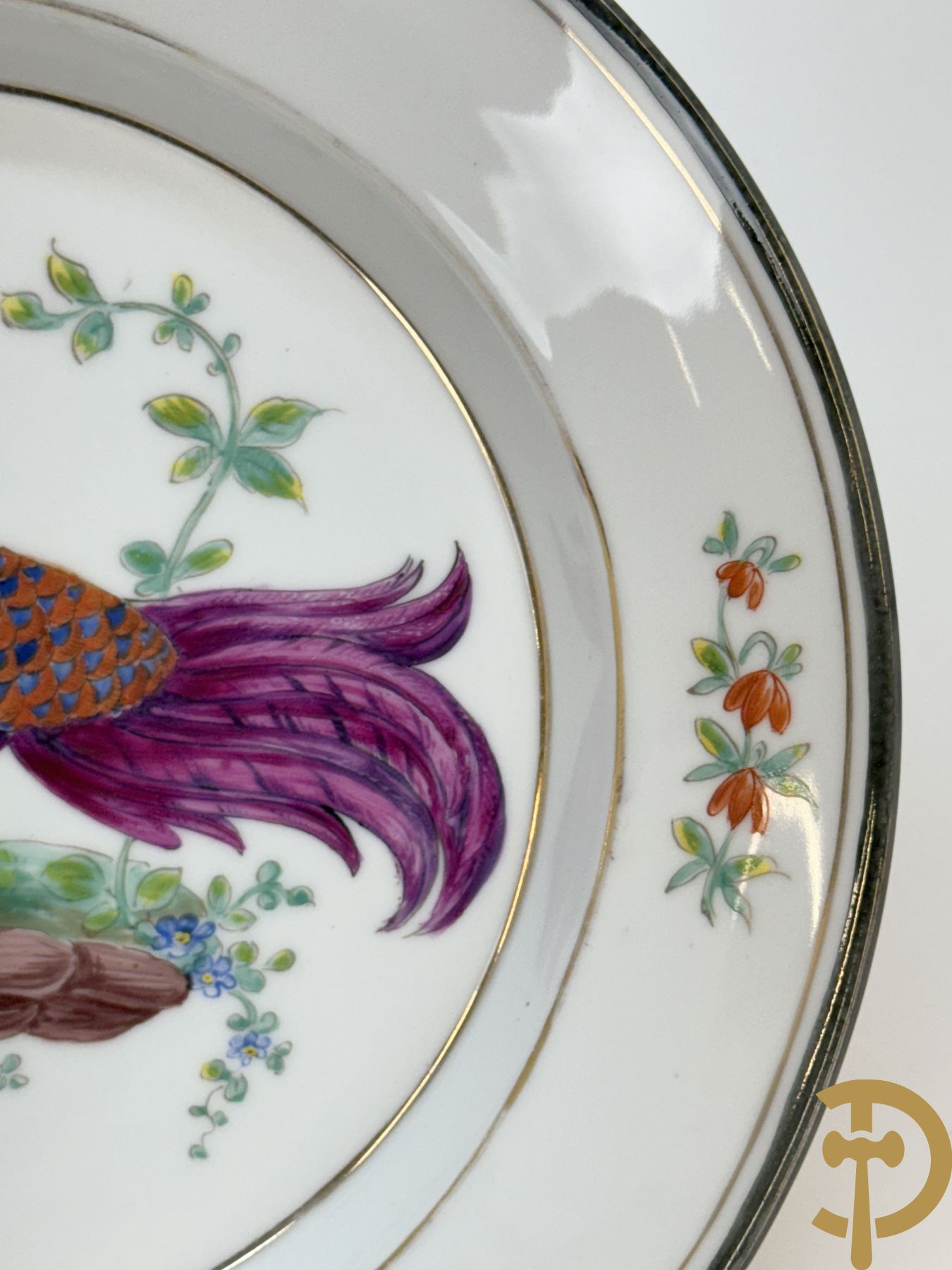 Paar handgekleurde Franse porseleinen borden met vogeldecor, 19e