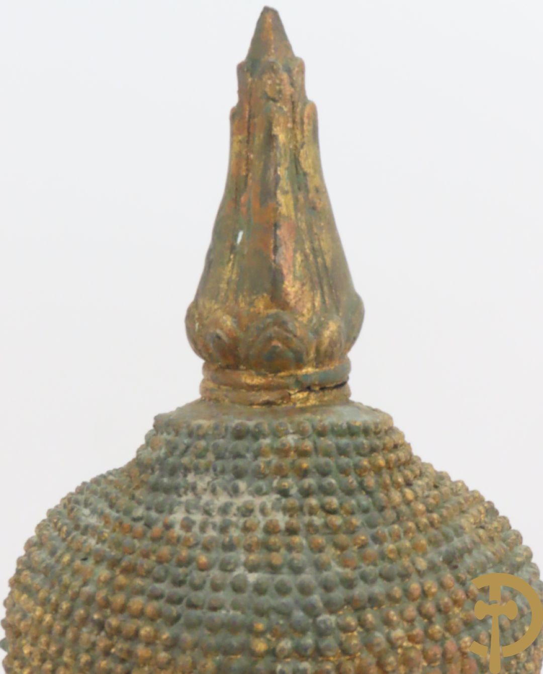 Koperen boedhahoofd op houten sokkel