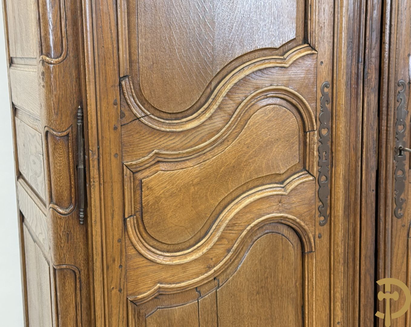 Massief eiken tweedeurskast met afgestoken panelen en gezwaaide moluren