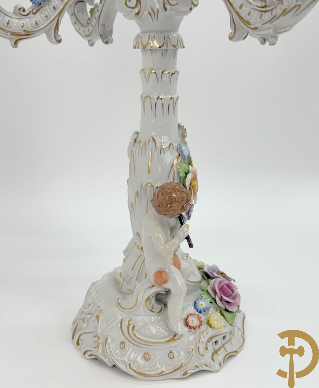 Porseleinen vijfarmige kandelaar met 2 cupido