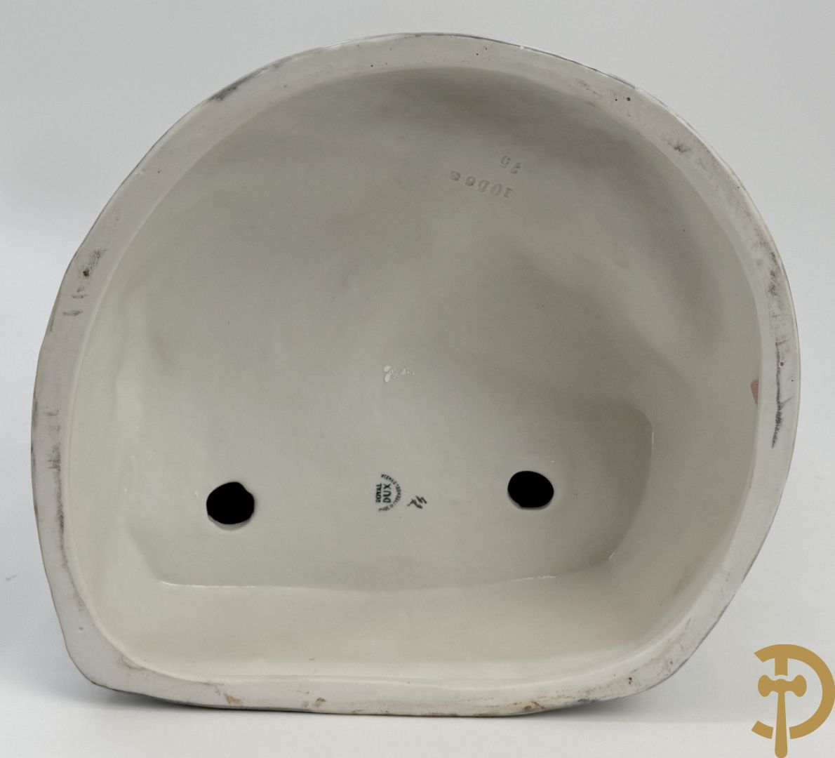 Paar Royal Dux beelden van koppel bij de waterbron, nummers 10563 en 10564