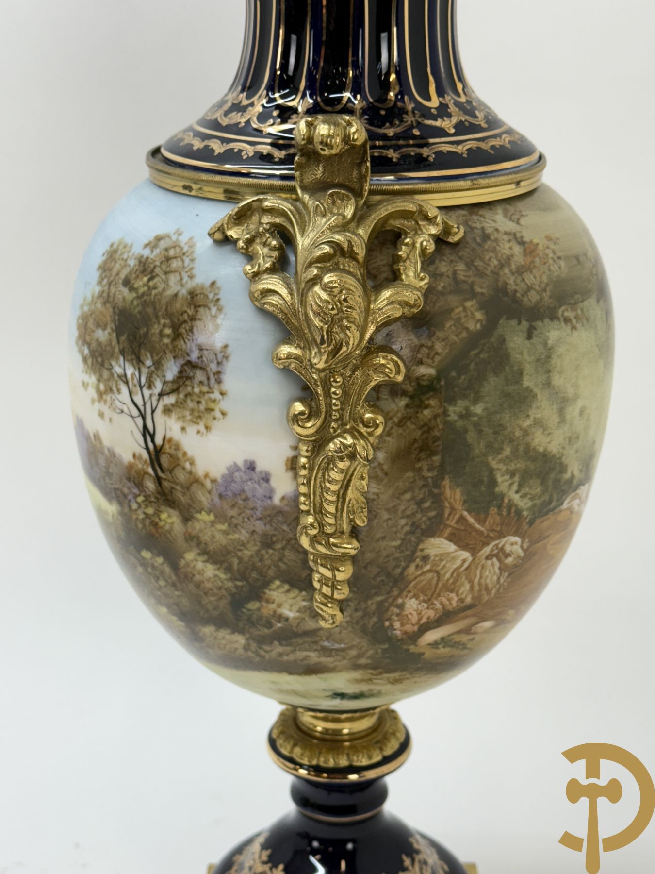 Paar Sèvres stijl vazen met bedrukt geanimeerd decor, naar Boucher