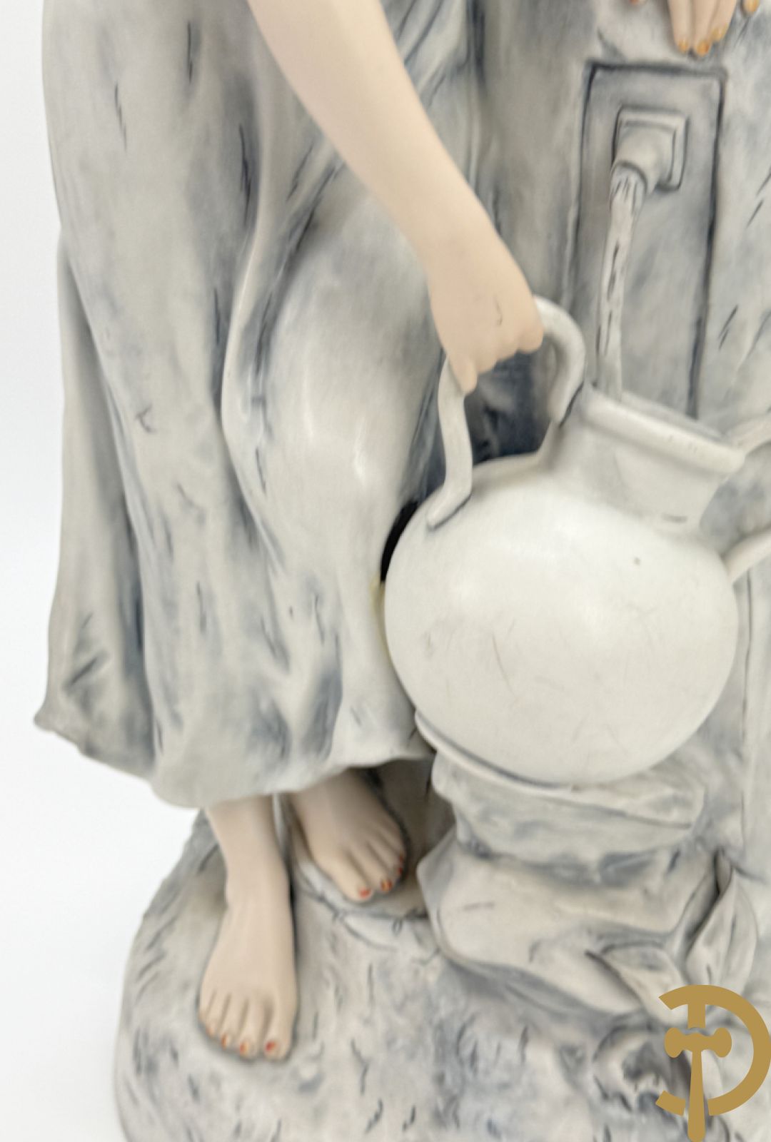 Paar Royal Dux beelden van koppel bij de waterbron, nummers 10563 en 10564