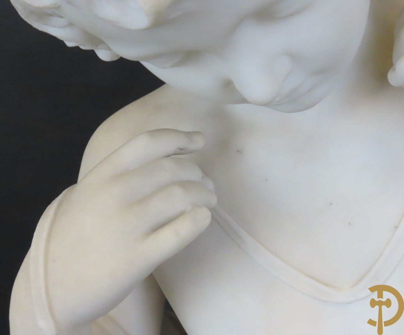 Onleesbaar getekend links achter 