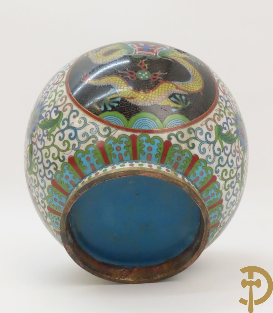 Potiche in cloisoné techniek met decor van draken en olifanten + blauwe cloisoné vaas met bloemendecor op sokkel + kleine cloisoné cachepot + cachepot met drakendecor