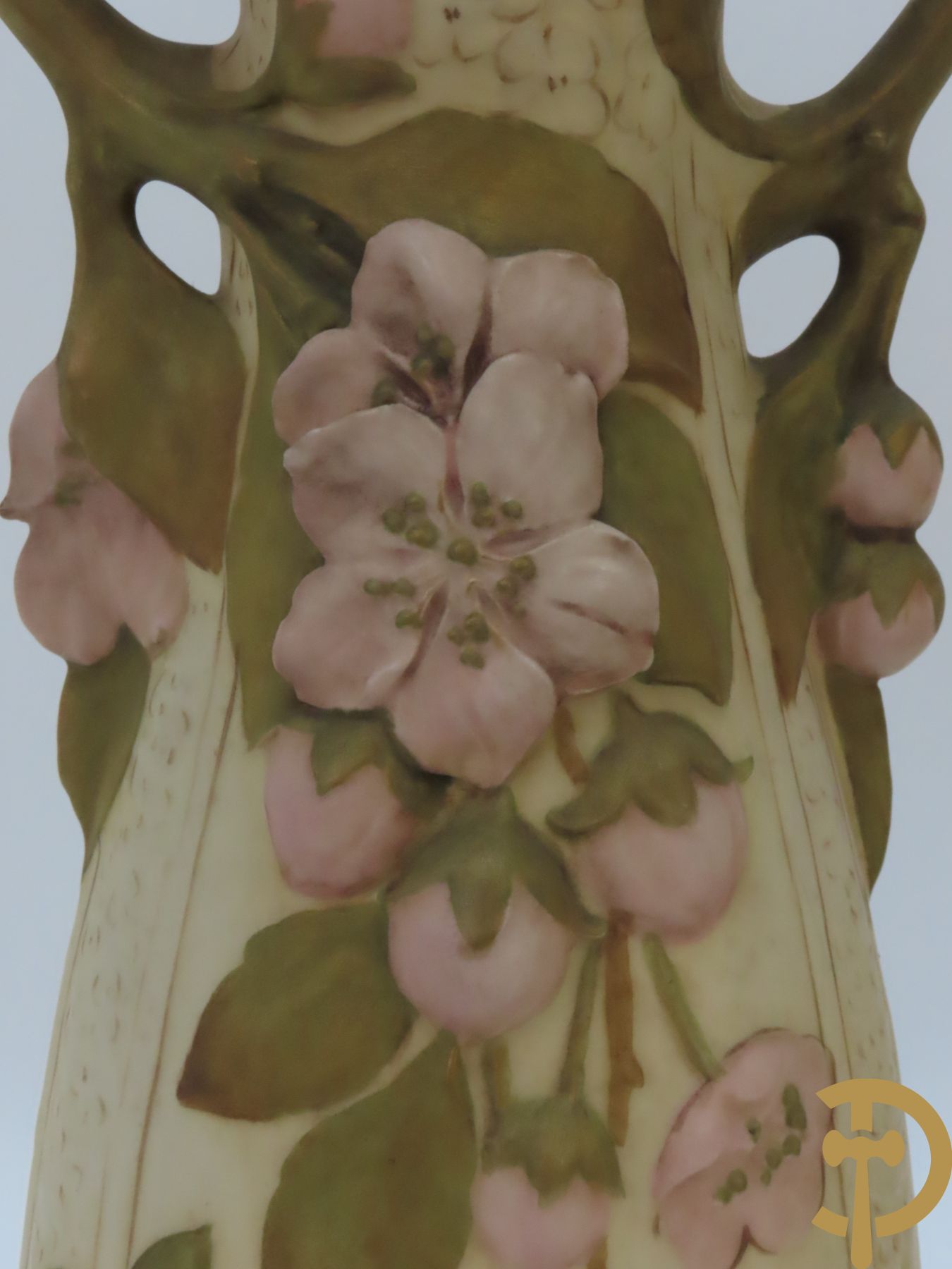 Paar Royal Dux vazen, Art Nouveau stijl, met bloemen bezet, Nummer 5505