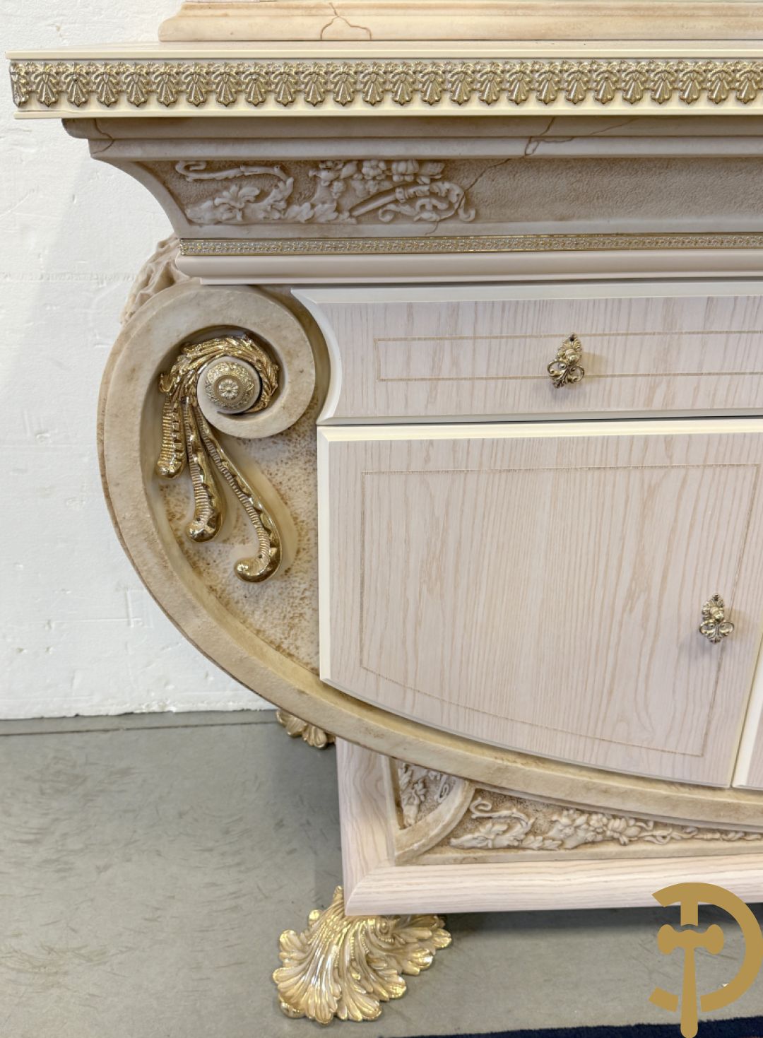 Uitzonderlijke eetkamer bestaande uit dressoir met 4 deuren en 2 lades op voluutvormig onderstel met rocailles opzij en boven met spiegel + bijhorende vitrine + console + spiegel + tafel op voluutvormig onderstel + 6 bijhorende armzetels met koperen frame - uniek ontwerp door de firma Vidal Grau Spaanse makelij, begin jaren 