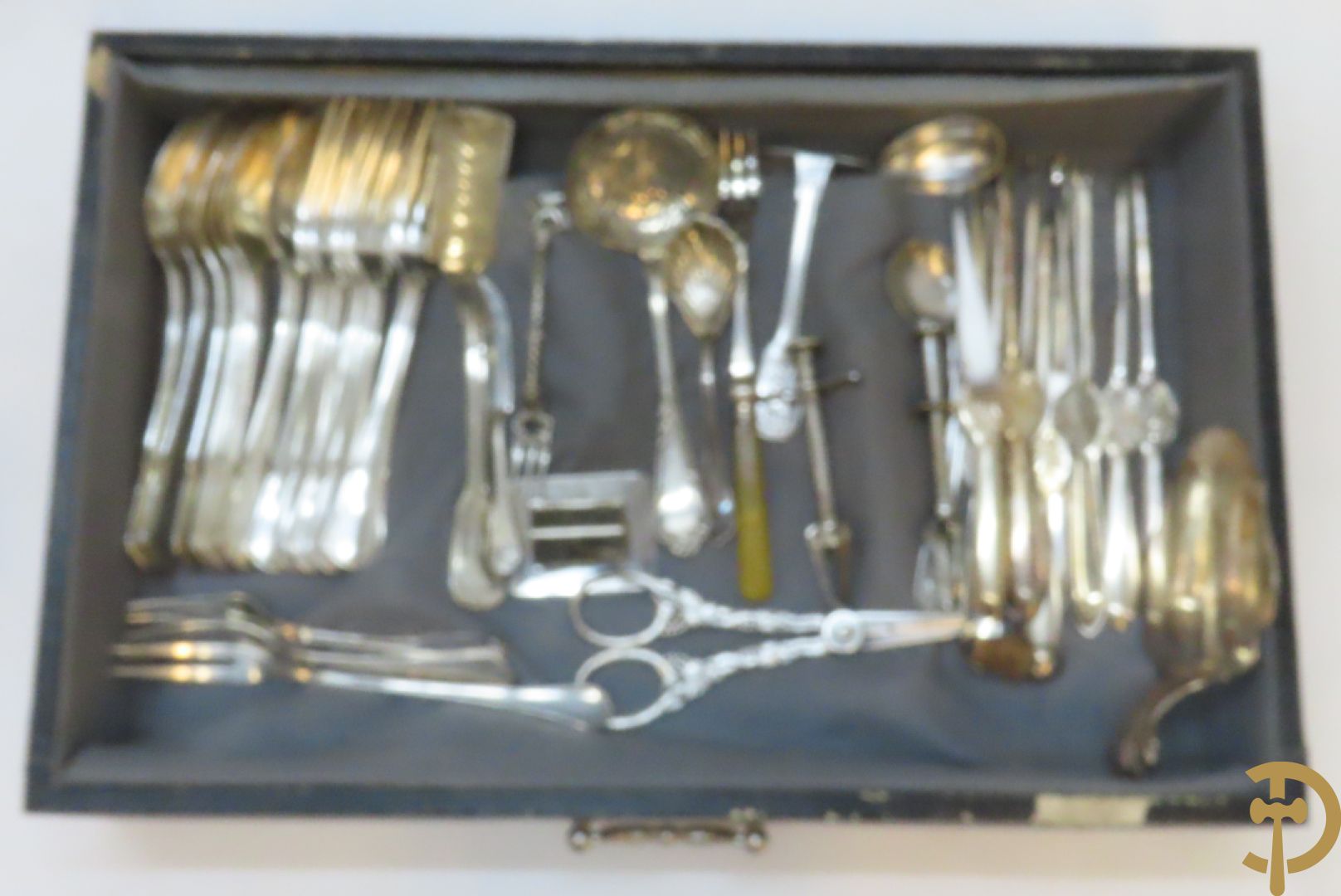 Reeks verzilverde kandelaars met rocailles + paar koperen kandelaars + houten kandelaar + 2 tinnen schotels + bestek e.a.