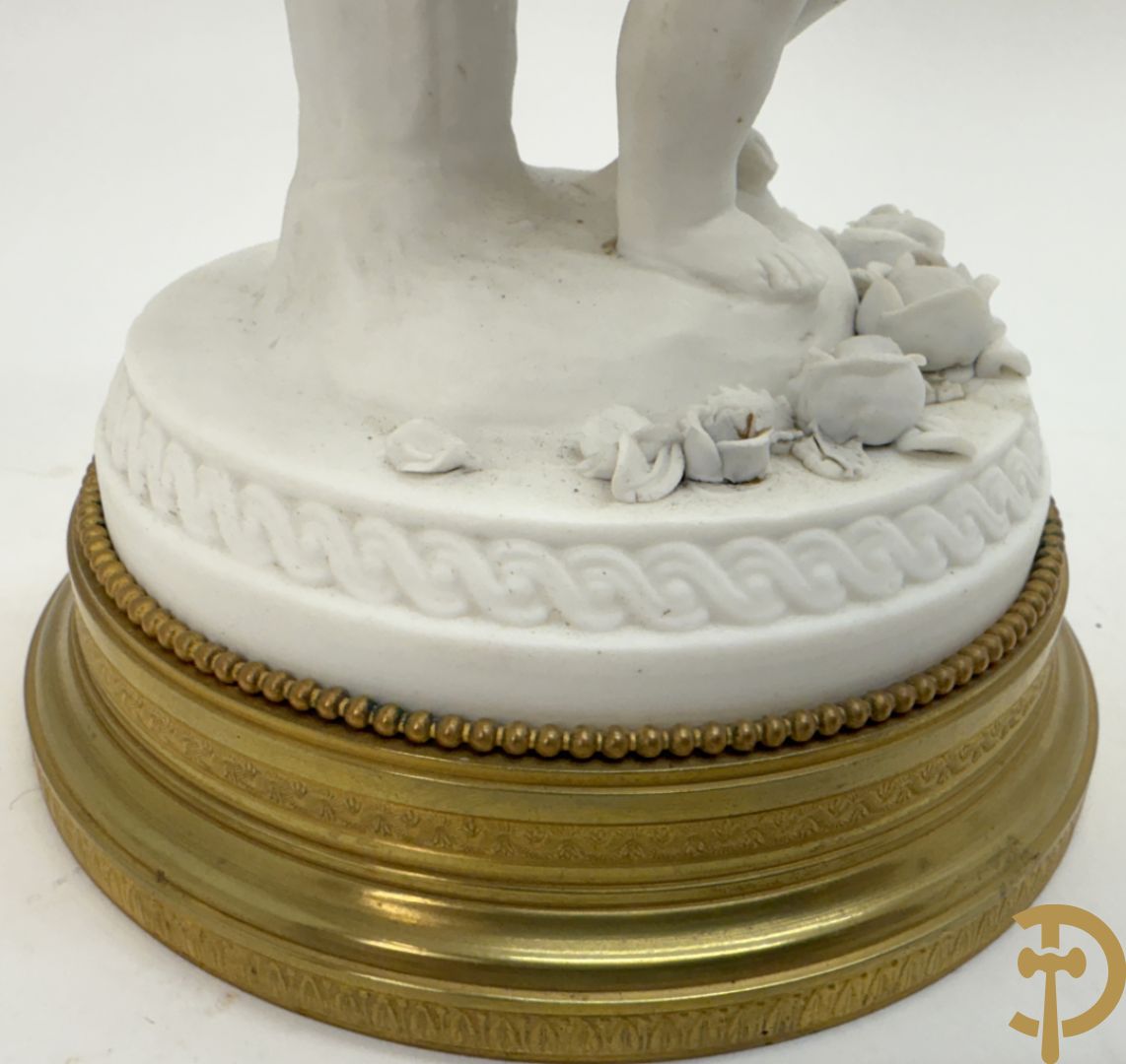 Paar biscuit kandelaars met cupido