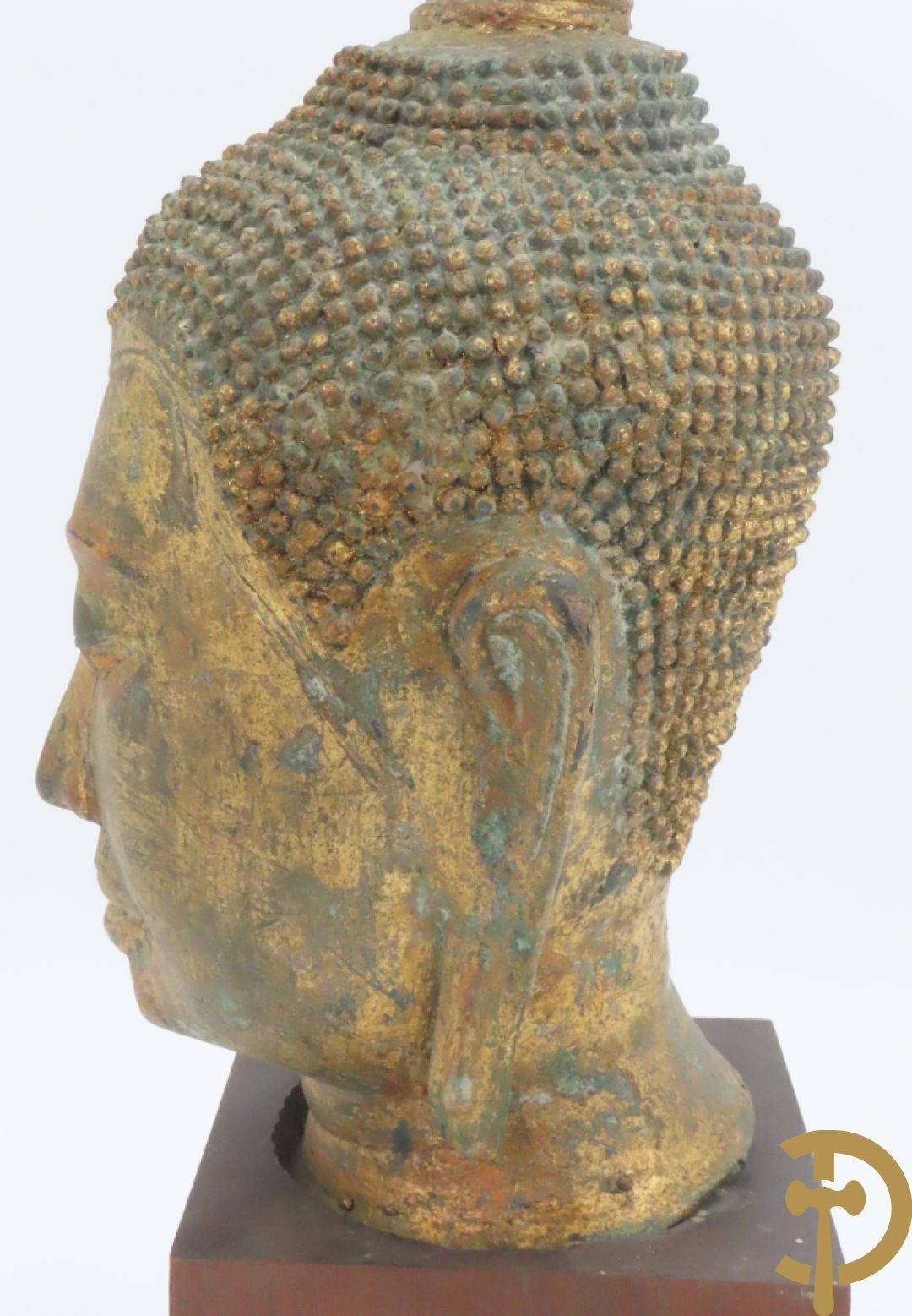 Koperen boedhahoofd op houten sokkel