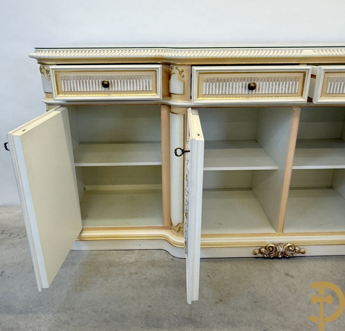 Italiaanse eetkamer met beschilderd bloemenmotief bestaande uit vierdeursdressoir met beschilderde bloemenmotieven, accanthusranken en glazen blad, tafel op gesculpteerde poten en 6 stoelen