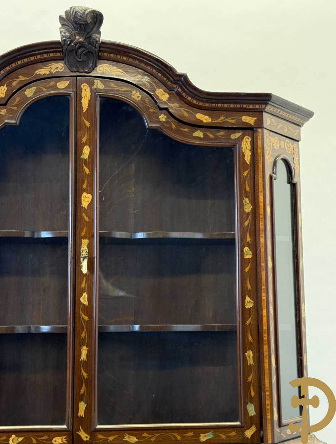 Hollandse vitrine met gemarketteerd bloementafereel, bovenaan met 2 beglaasde deuren en rocaille als kuif - onderaan met 2 gesloten deuren bezet met amforen, vogels en bloemenmarketterie