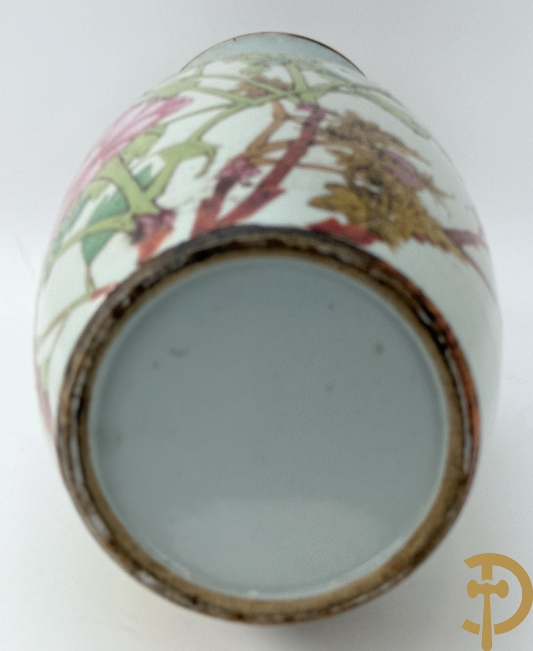 Paar Chinese porseleinen vazen met bloemen- en vogeldecor, achteraan getekend