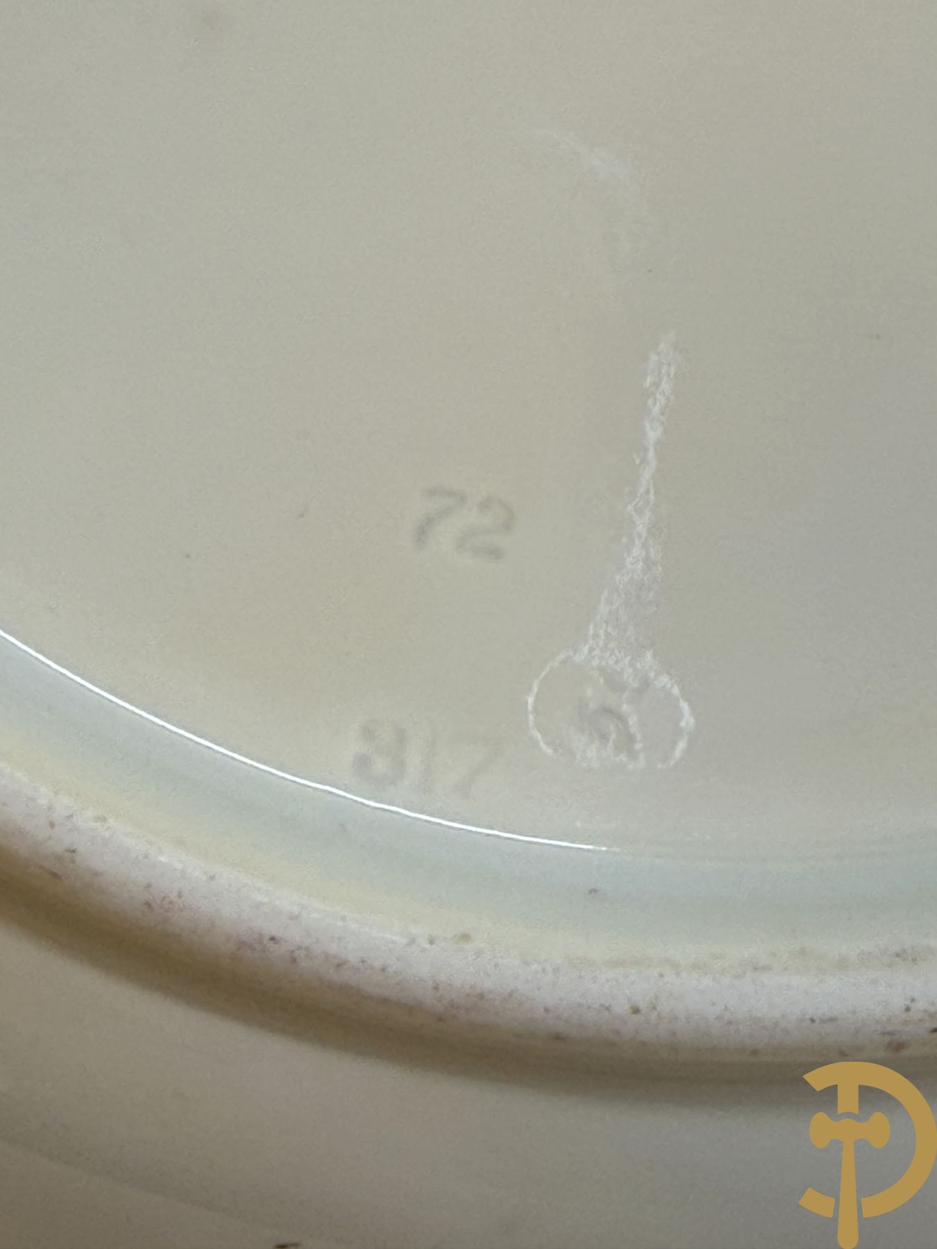 Zes porseleinen borden onder gemerkt met zwaarden / Meissen : 1 bord met stadstafereel, 1 verlucht bord met drakendecor, 1 bord met vogeldecor, 1 met bloemen en 2 met bloemendecor omgeven door vergulde rand