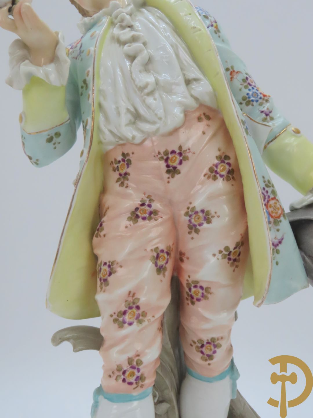 Paar meerkleurige porseleinen beelden van romantisch koppel , onderaan gemerkt