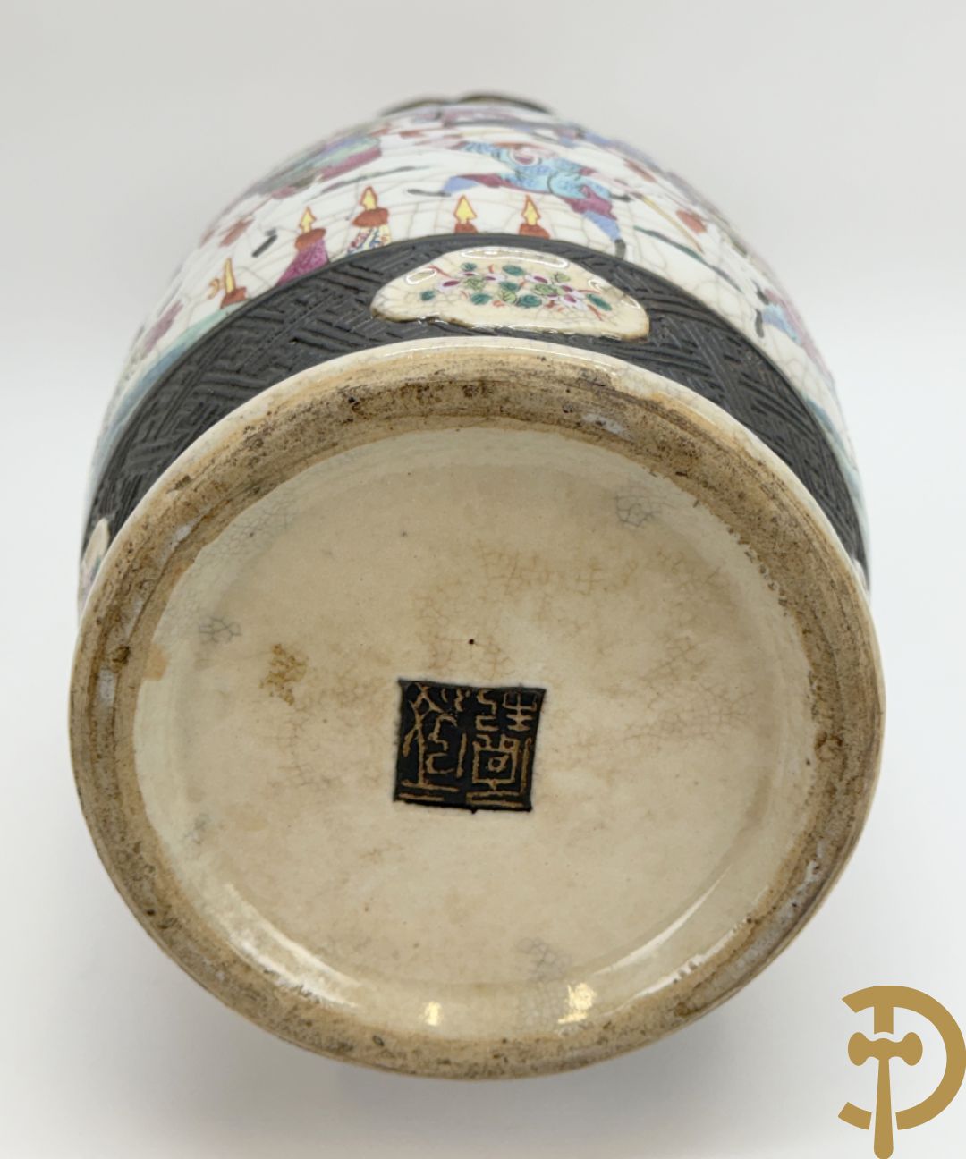 Paar Nankin vazen met dansende figuren en krijgertaferelen op houten sokkels