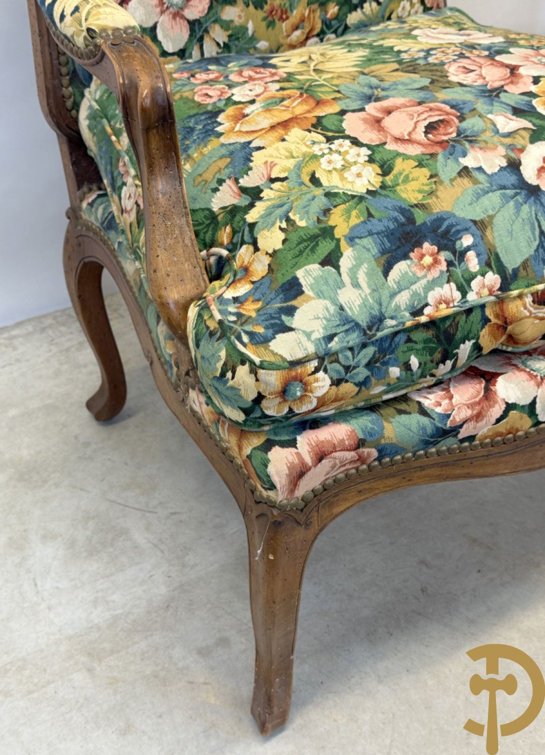 Vier notelaren armzetels bekleed met bloemenstof, met gezwaaide armleuningen op voluutvormige poten + bijhorend voetbankje