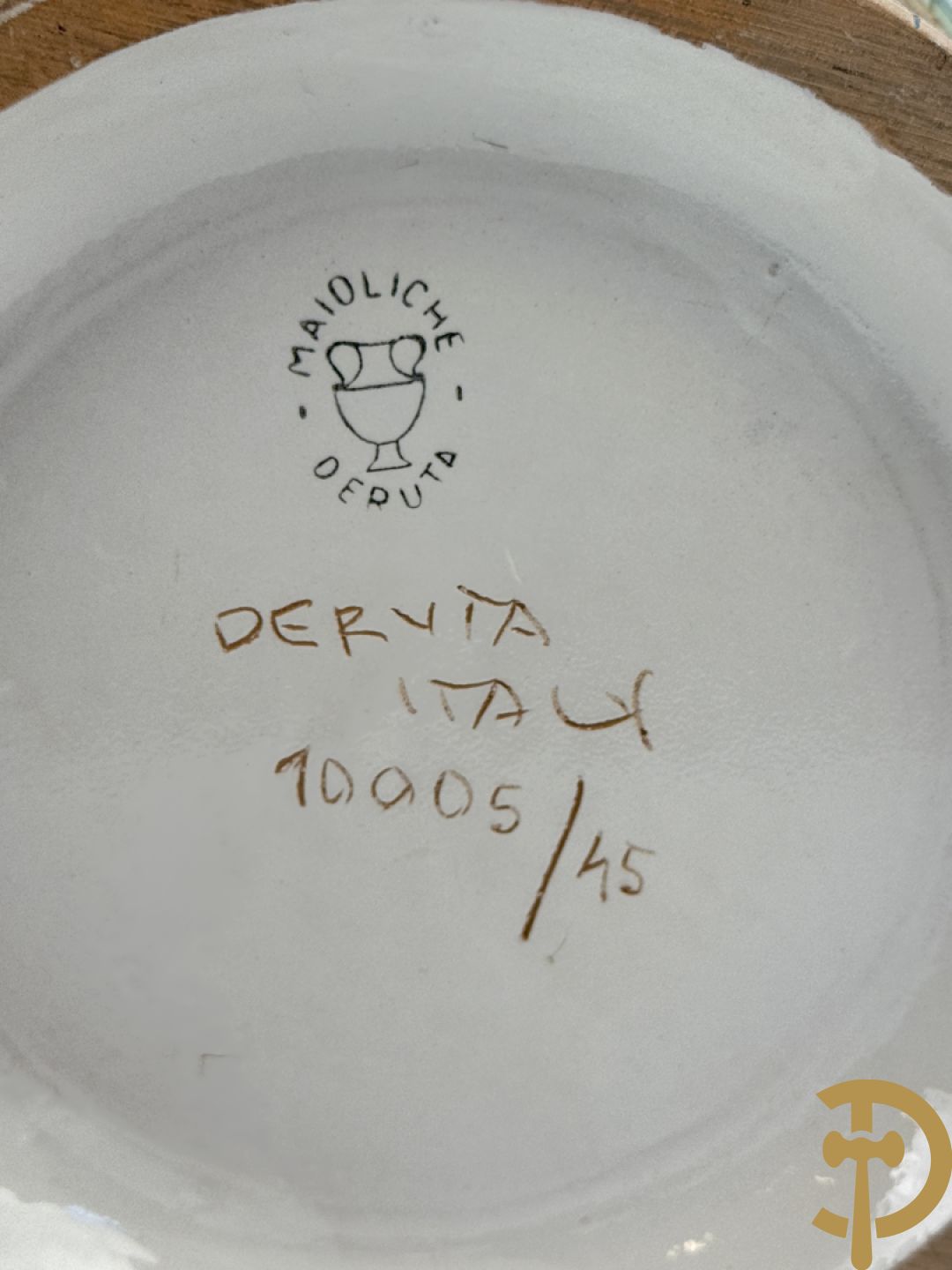 Twee Italiaanse vazen met verguld decor van personages en bloemenranken, Maioliche Deruta Italy 10005/45 en 10005/47