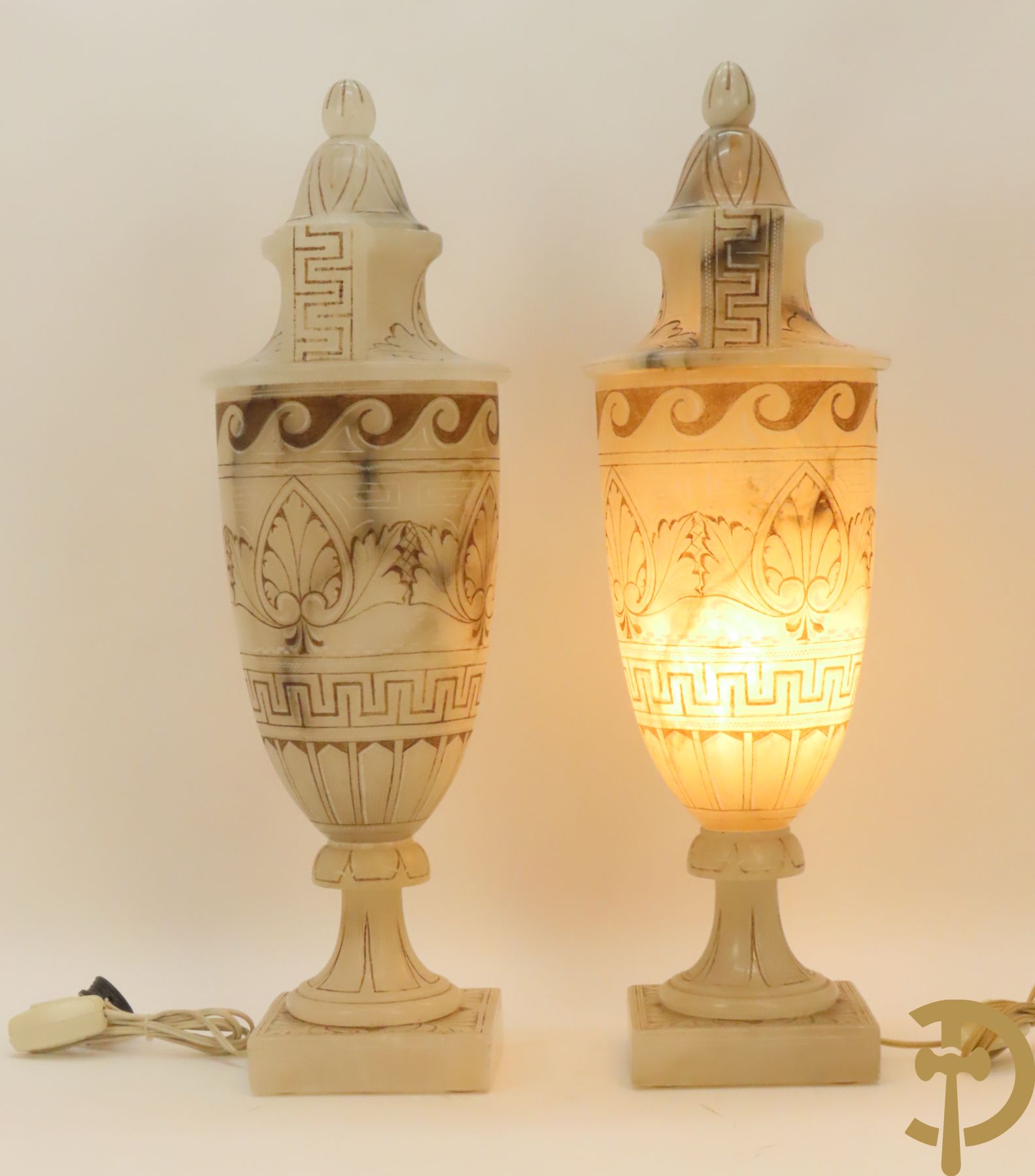 Paar handgesculpteerde onix marmeren Italiaanse potiches met accanthusraken en meanderend decor